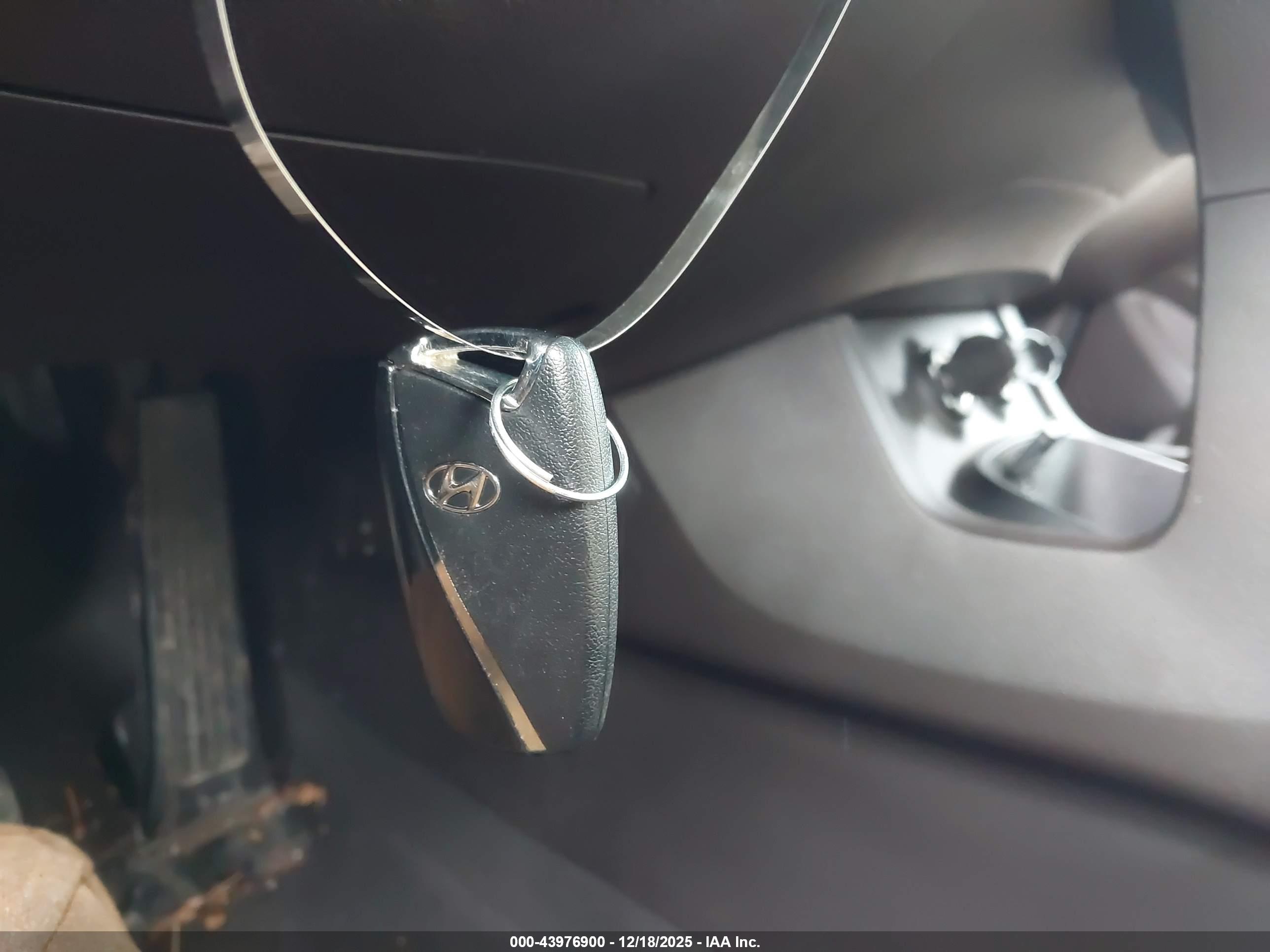 HYUNDAI SANTA image 11