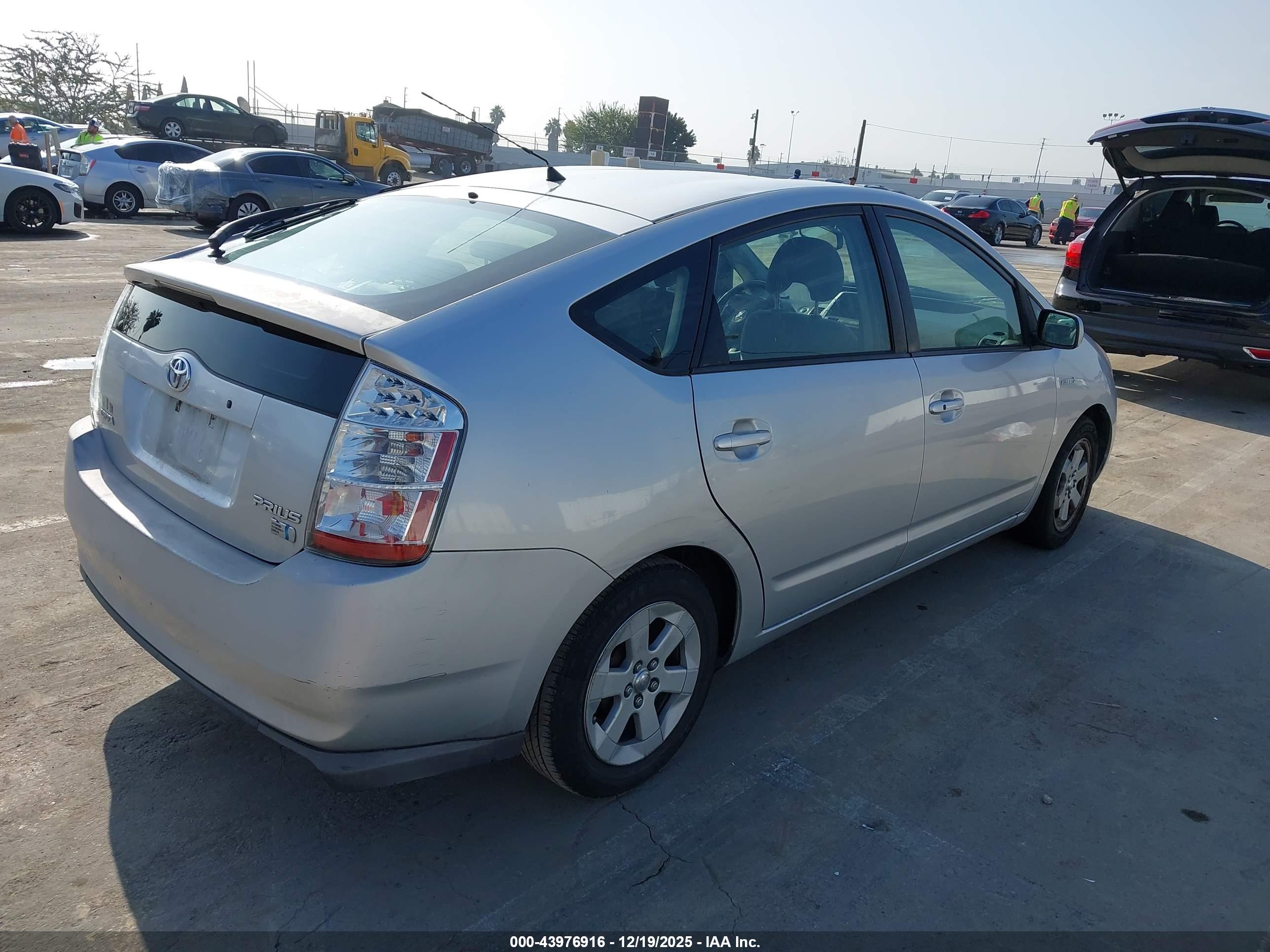 TOYOTA PRIUS image 4