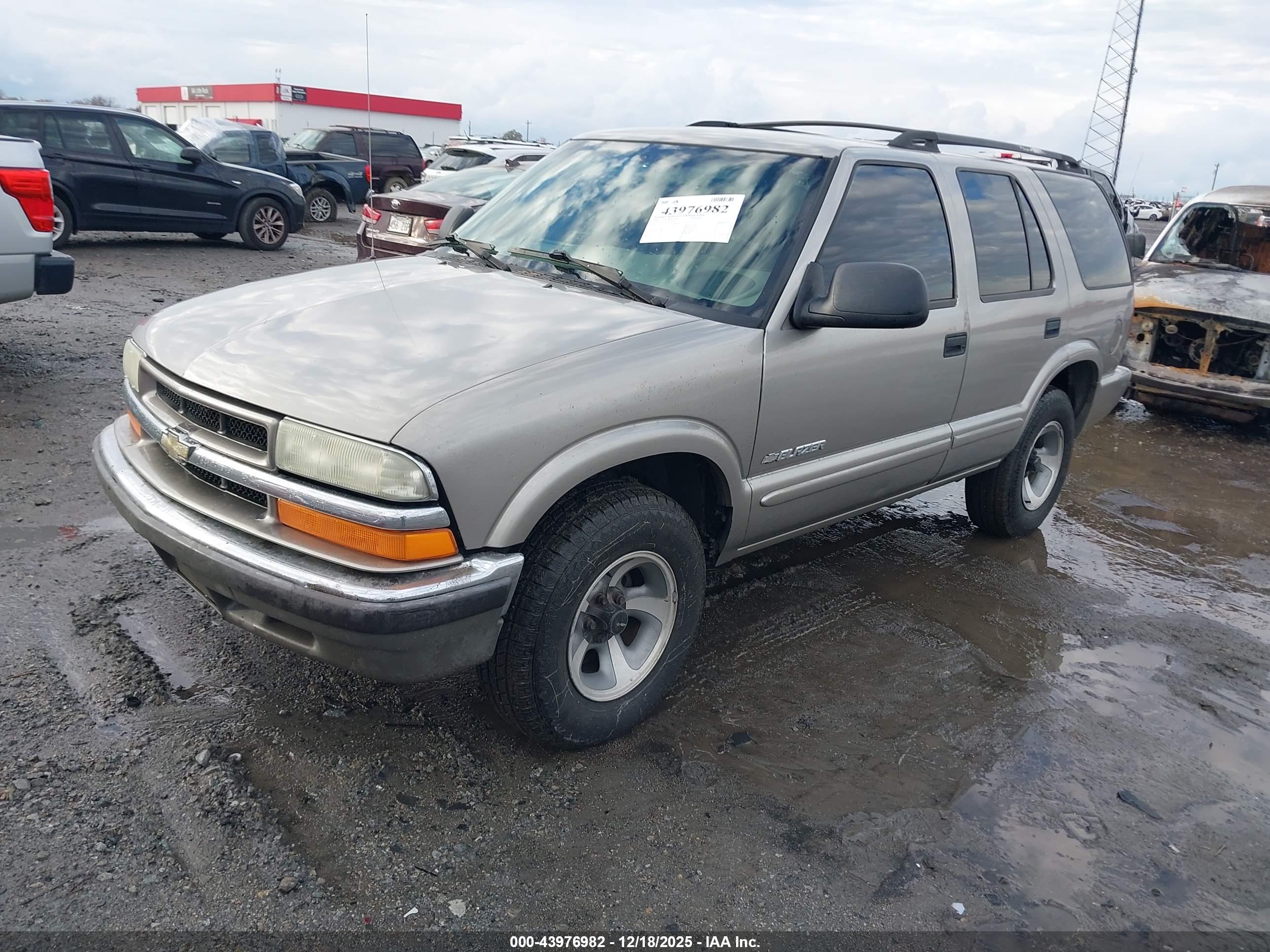 CHEVROLET BLAZER image 2