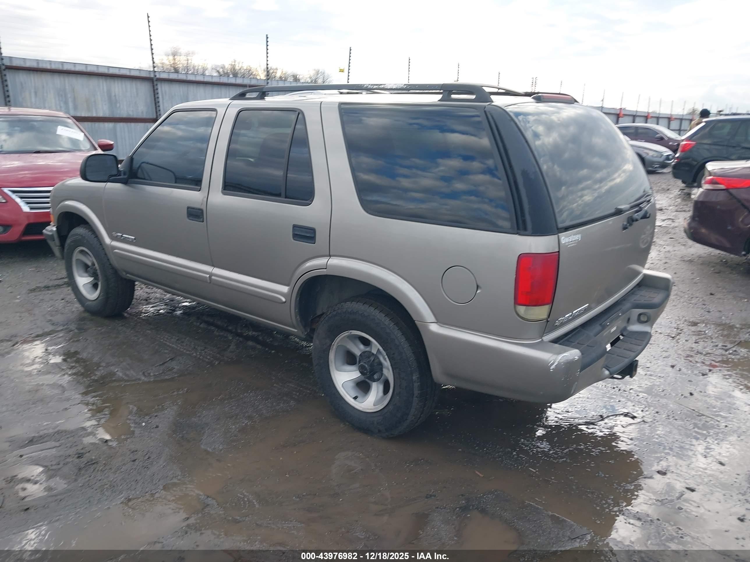 CHEVROLET BLAZER image 3