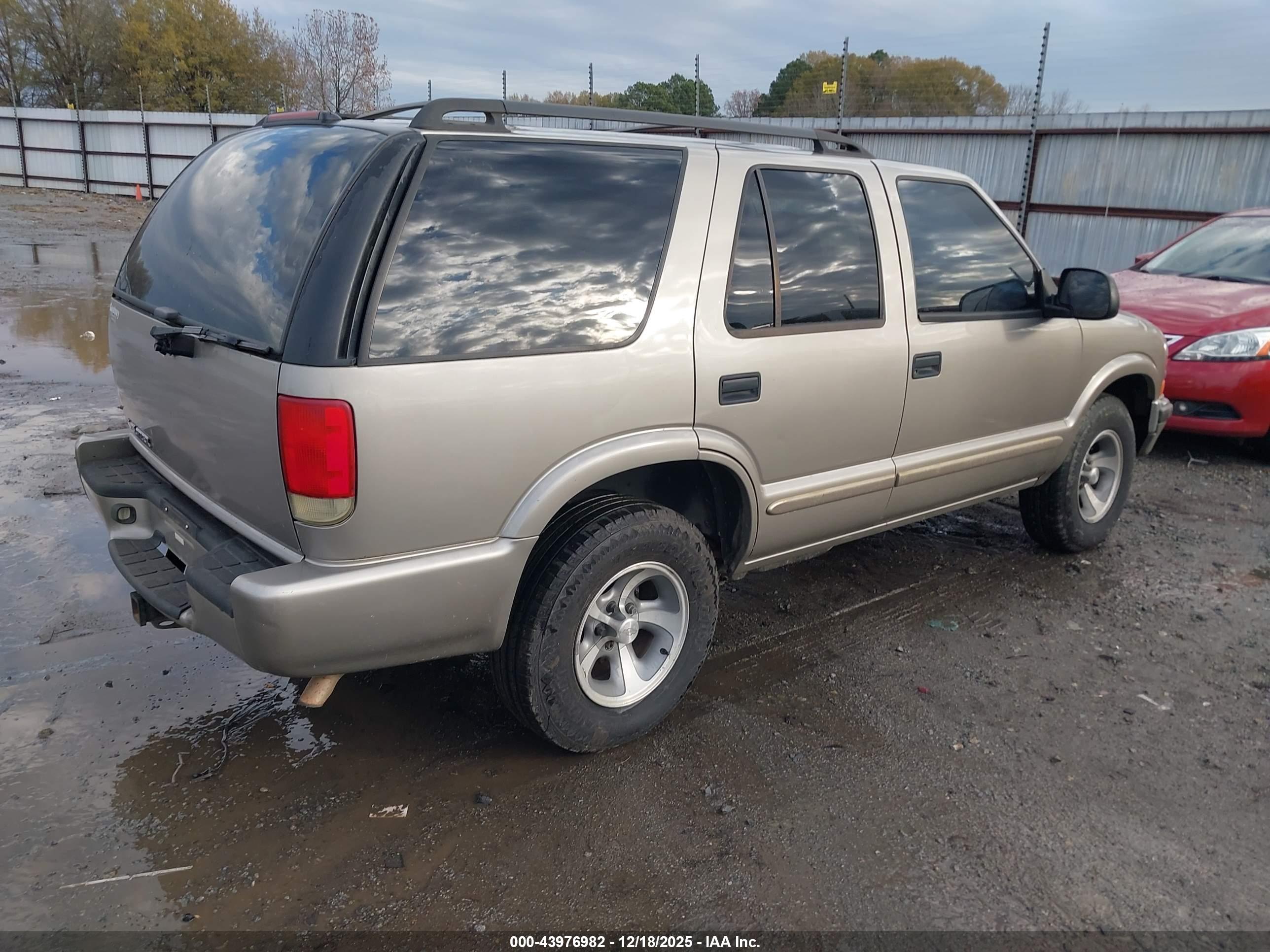 CHEVROLET BLAZER image 4