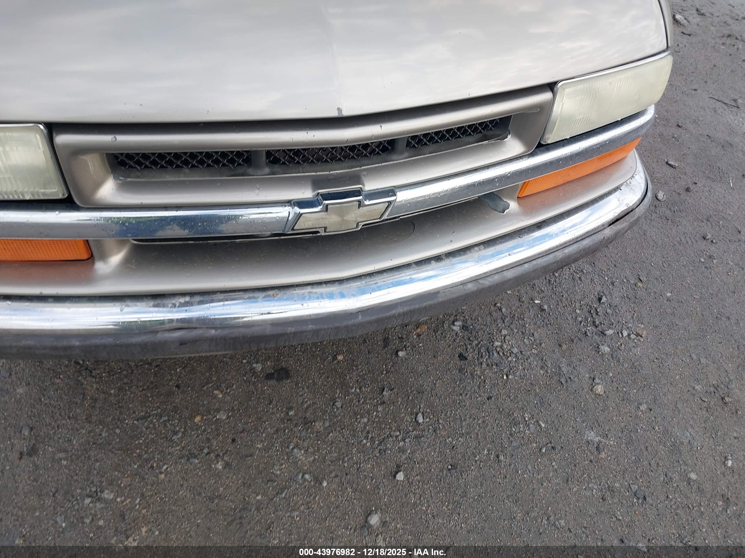 CHEVROLET BLAZER image 6