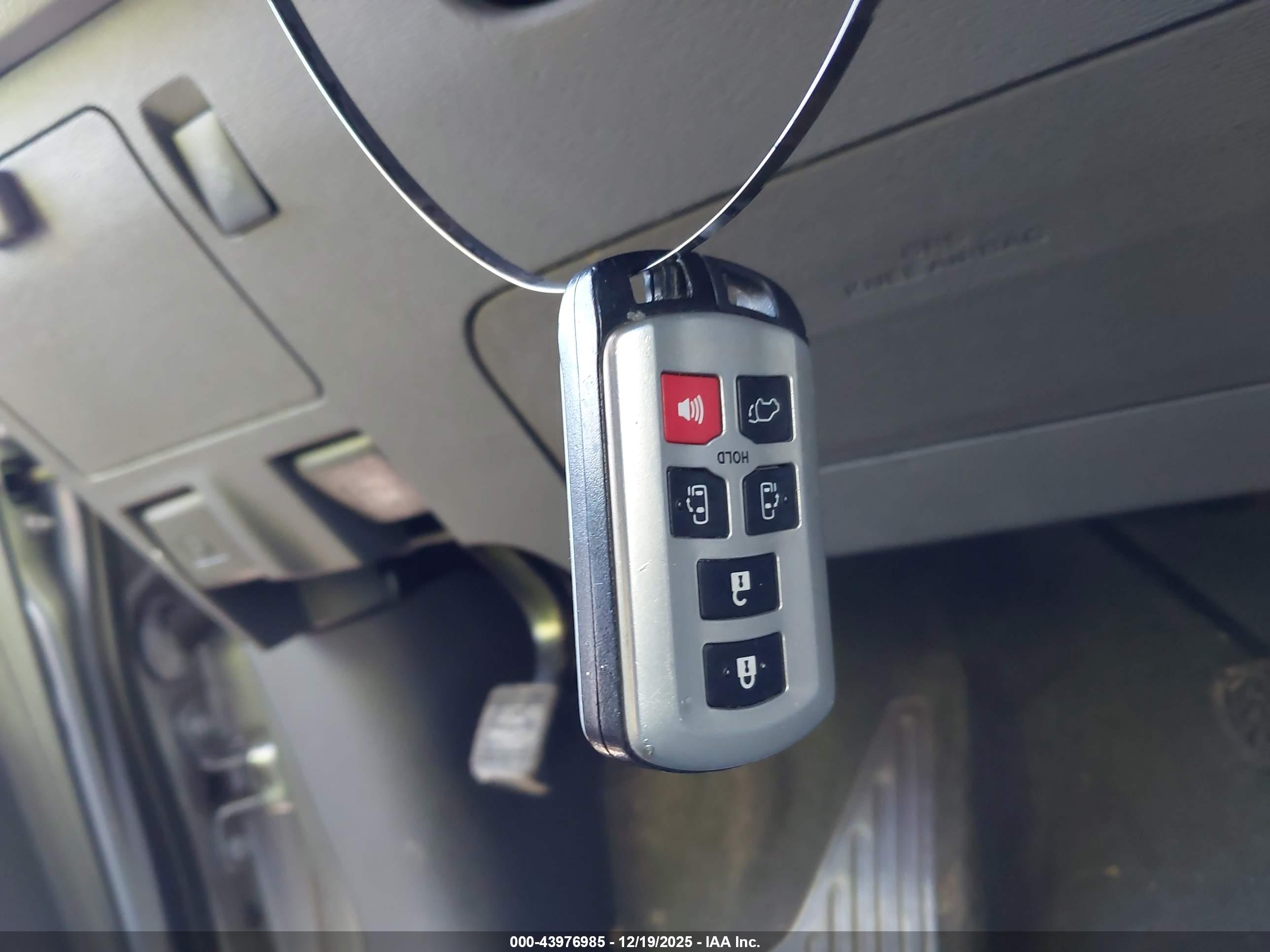 TOYOTA SIENNA image 11