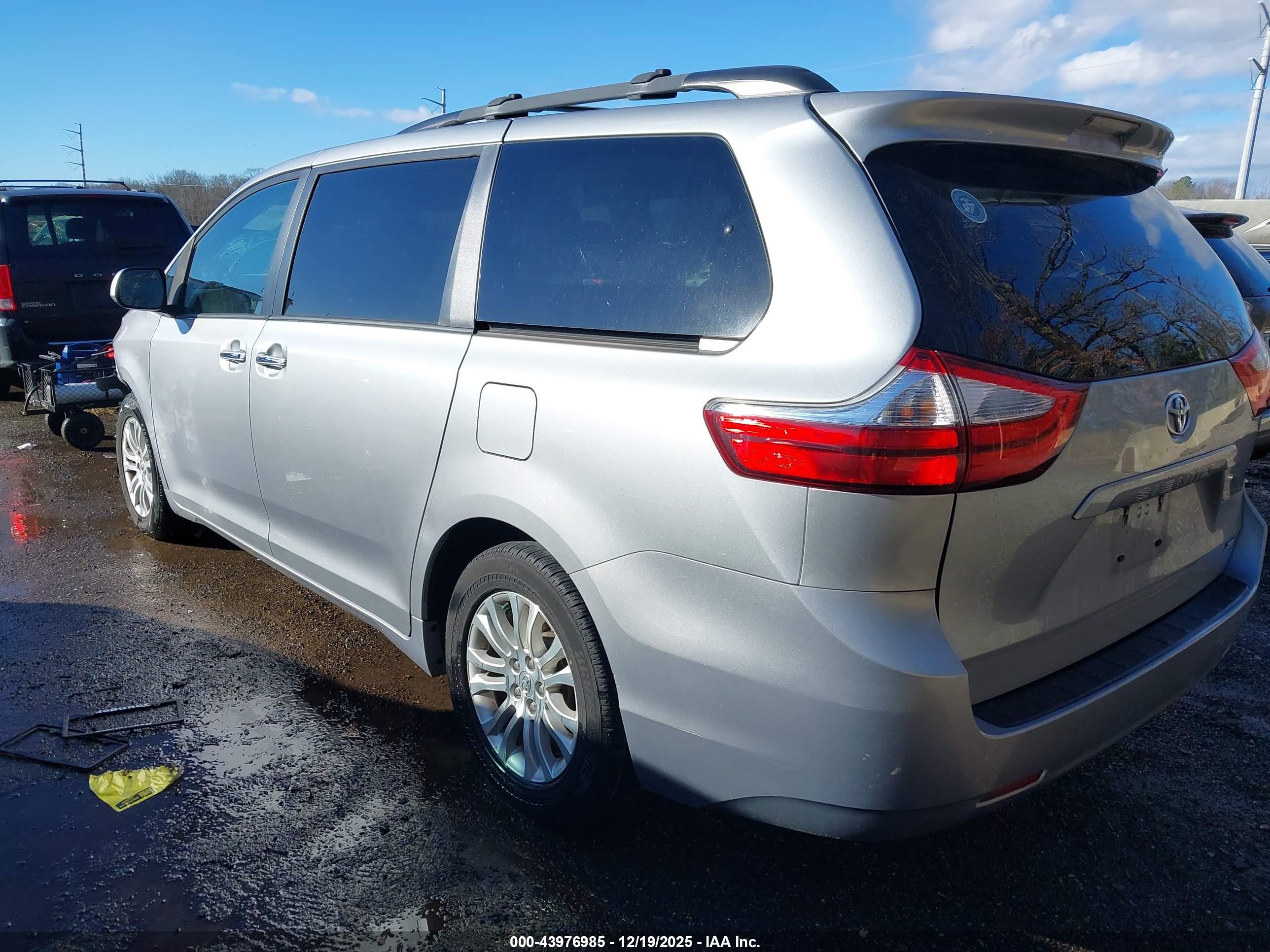 TOYOTA SIENNA image 3