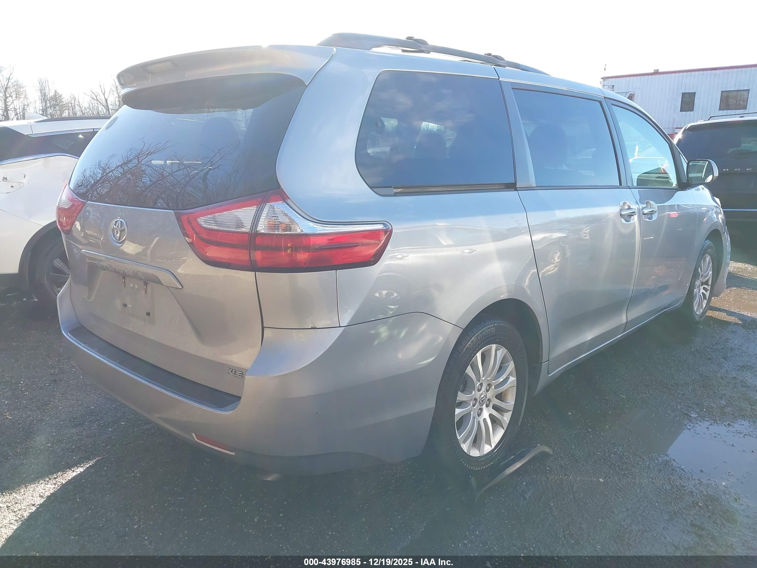 TOYOTA SIENNA image 4