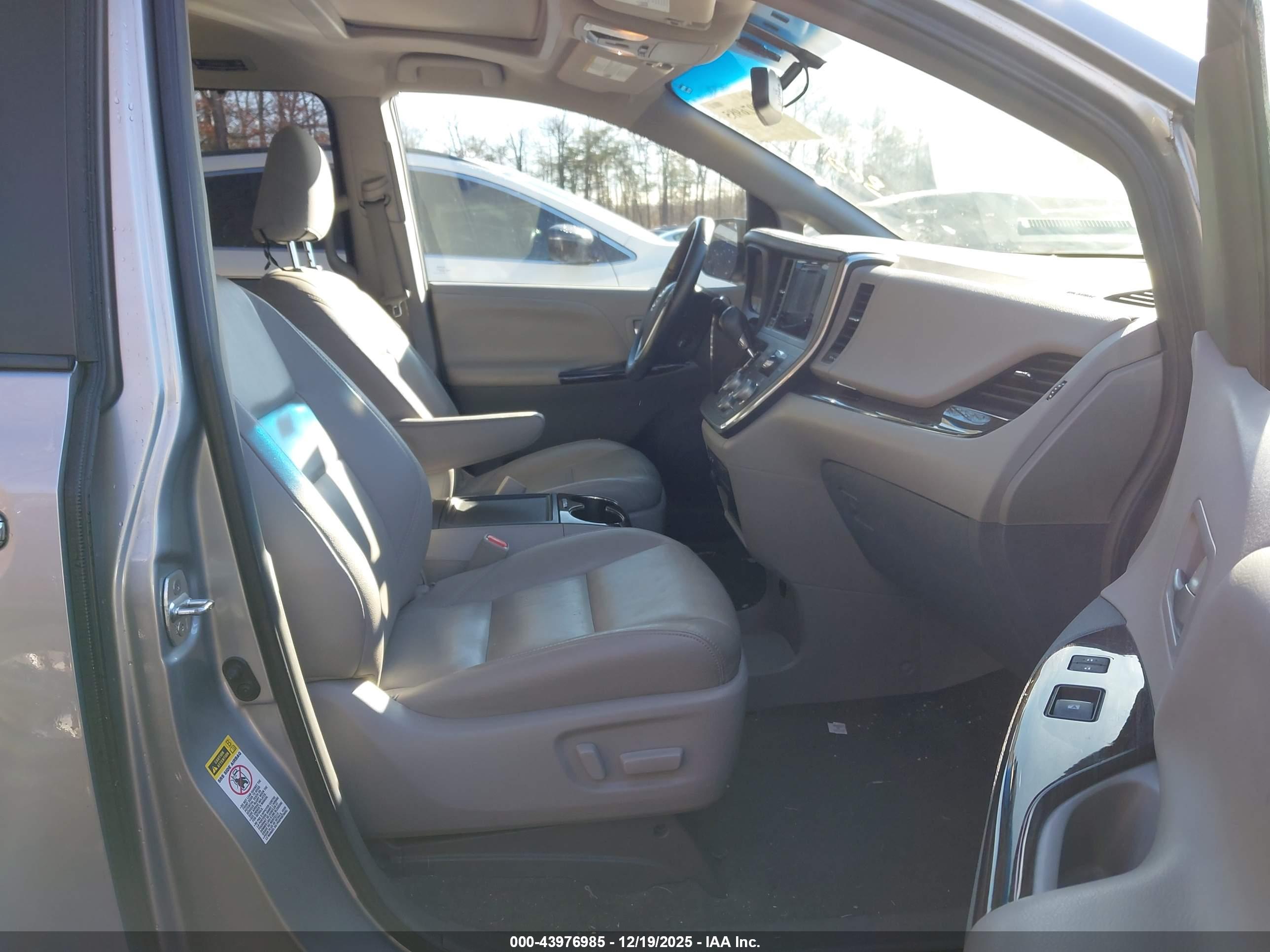 TOYOTA SIENNA image 5
