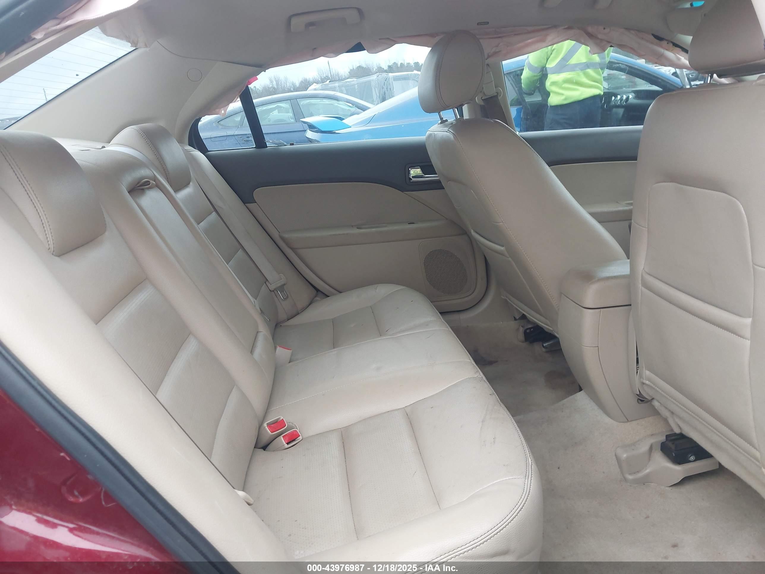 FORD FUSION image 8