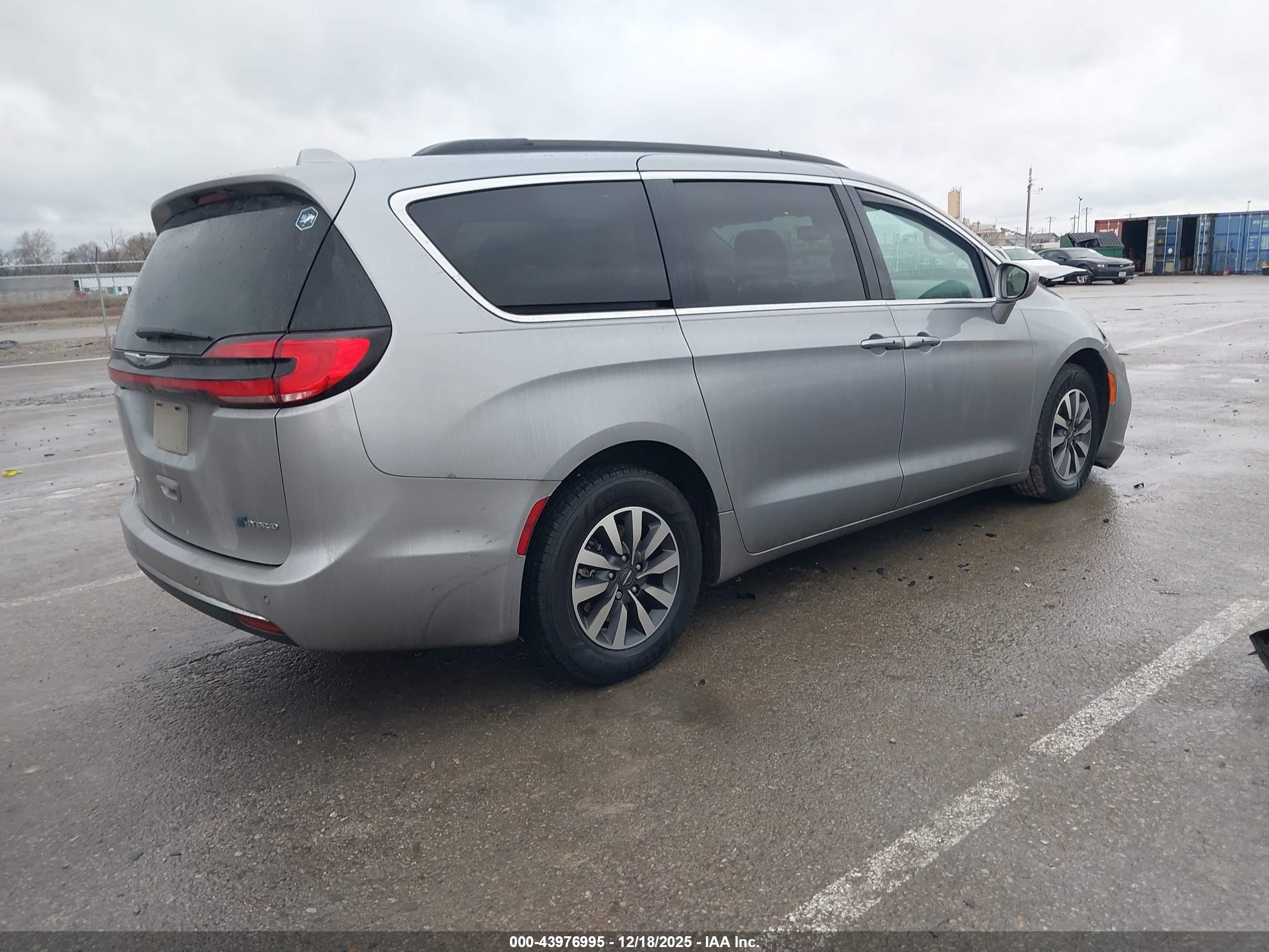 CHRYSLER PACIFICA image 4
