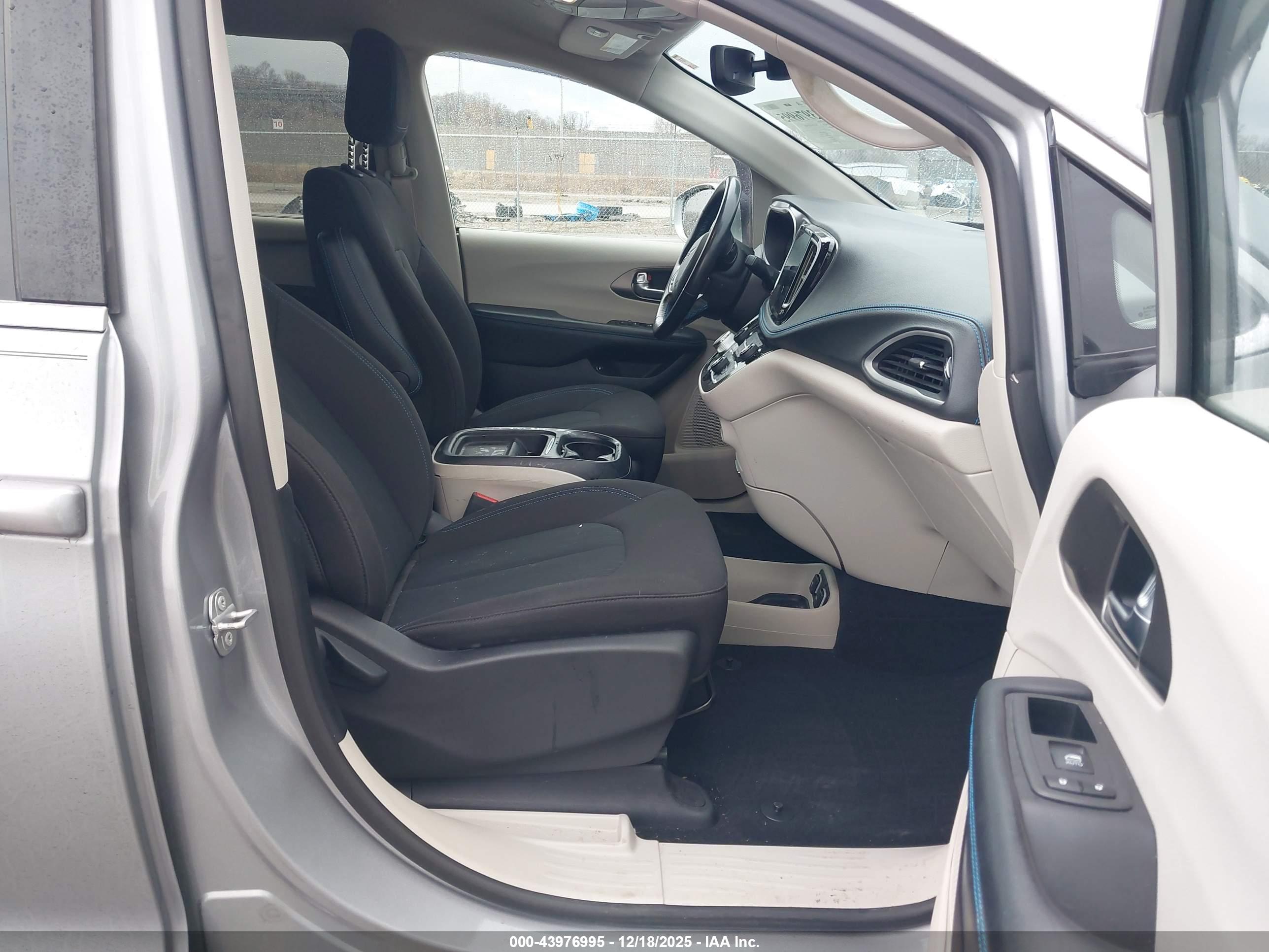 CHRYSLER PACIFICA image 5
