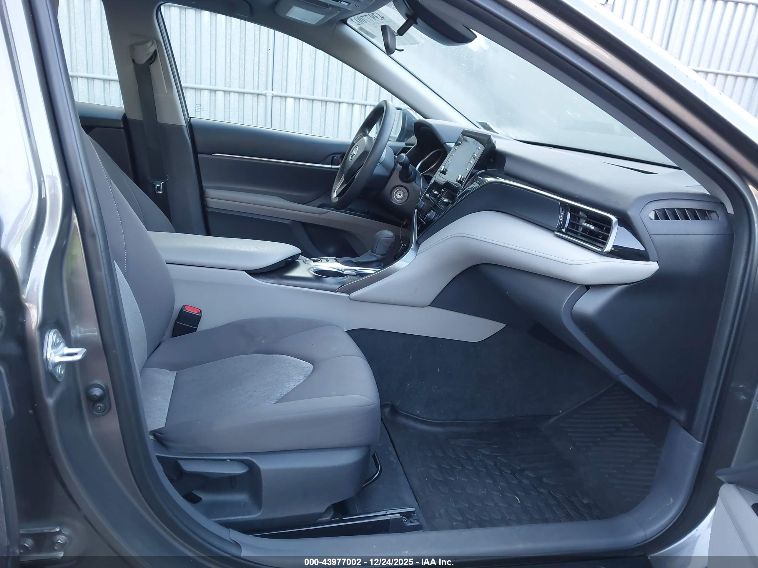 TOYOTA CAMRY image 5