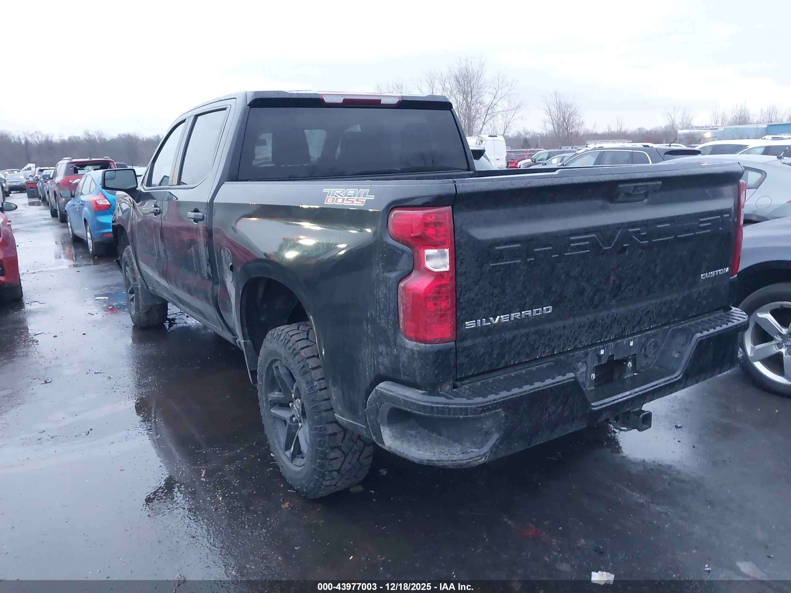 CHEVROLET SILVERADO image 3