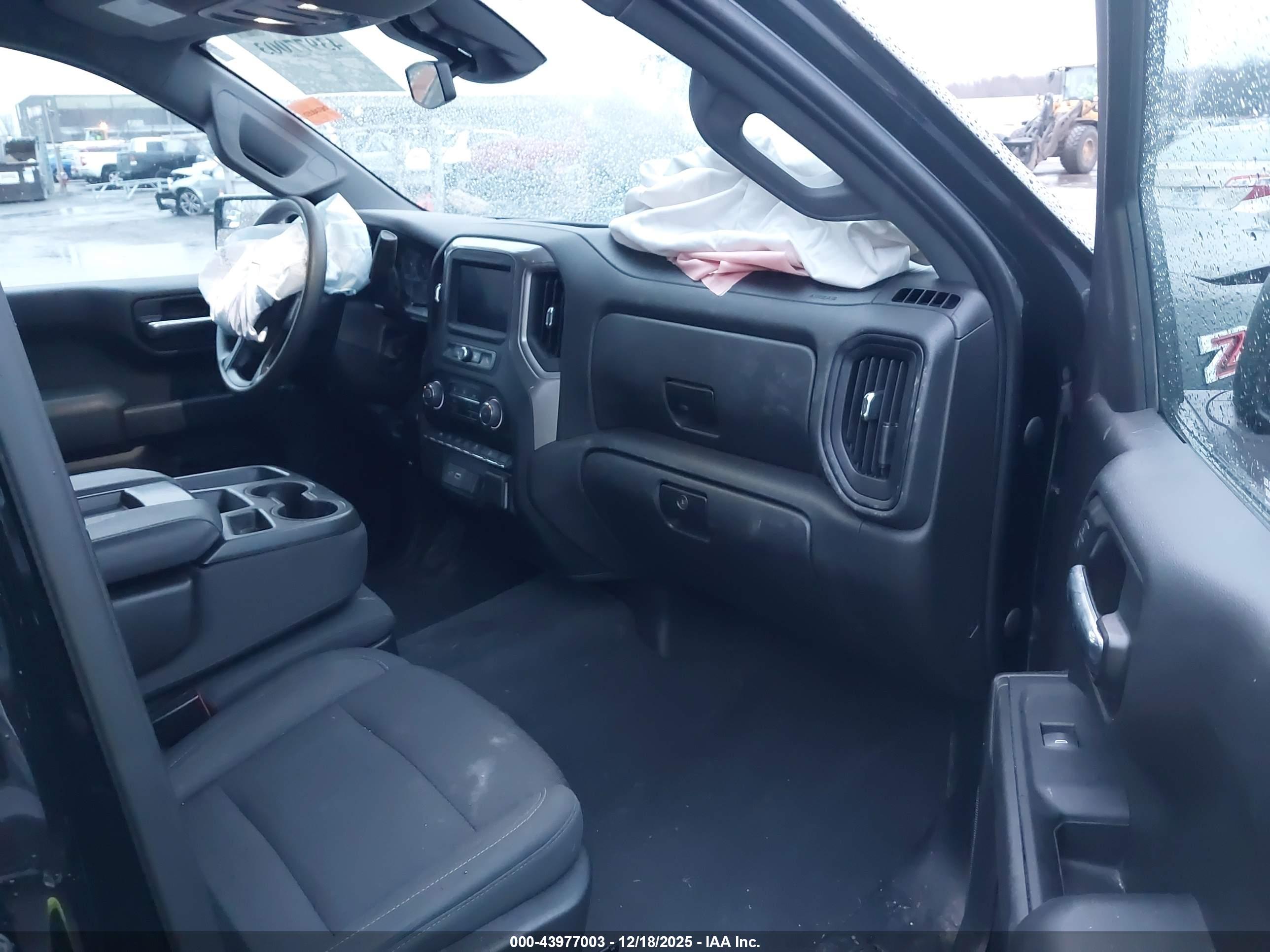 CHEVROLET SILVERADO image 5