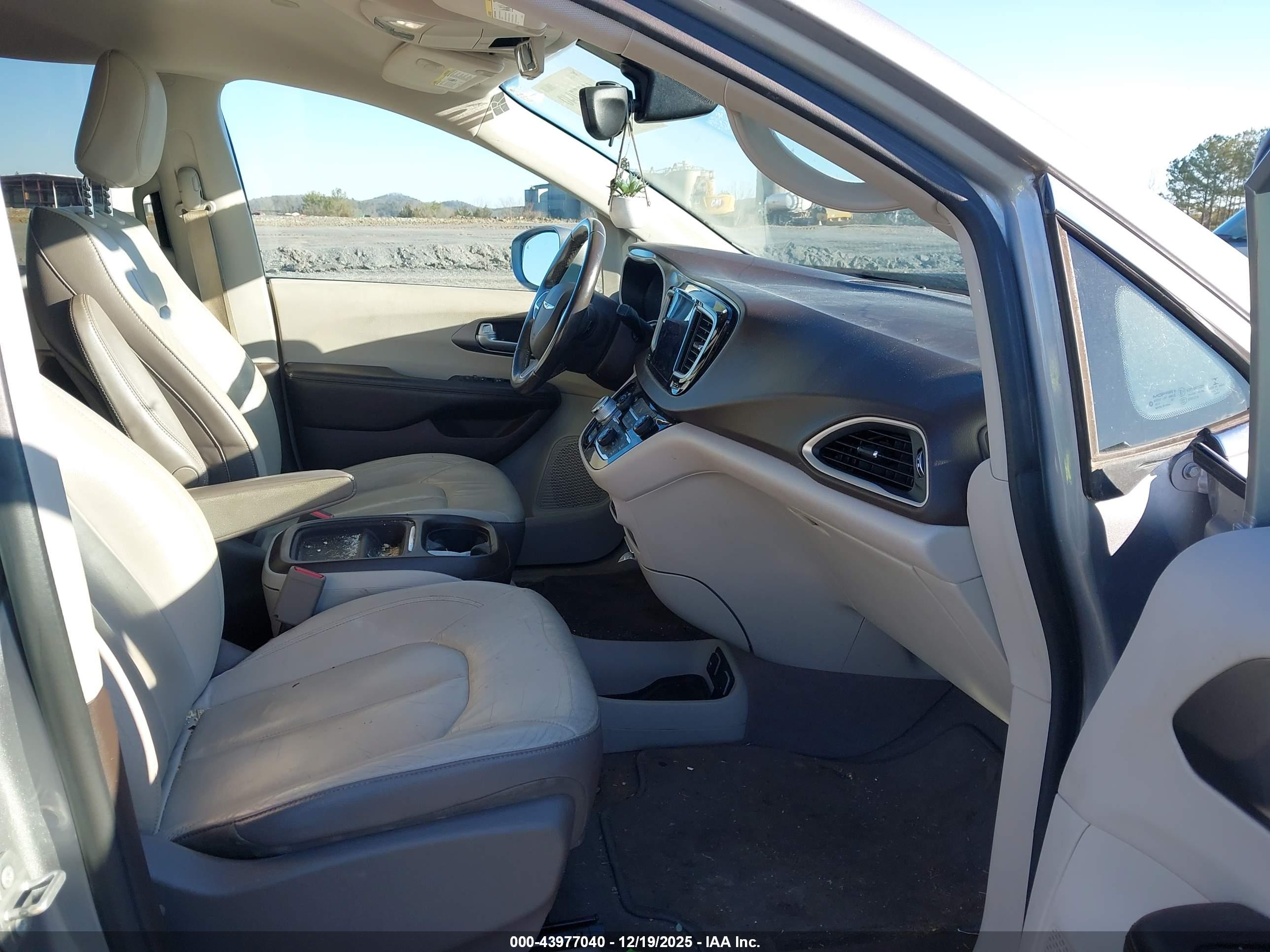 CHRYSLER PACIFICA image 5