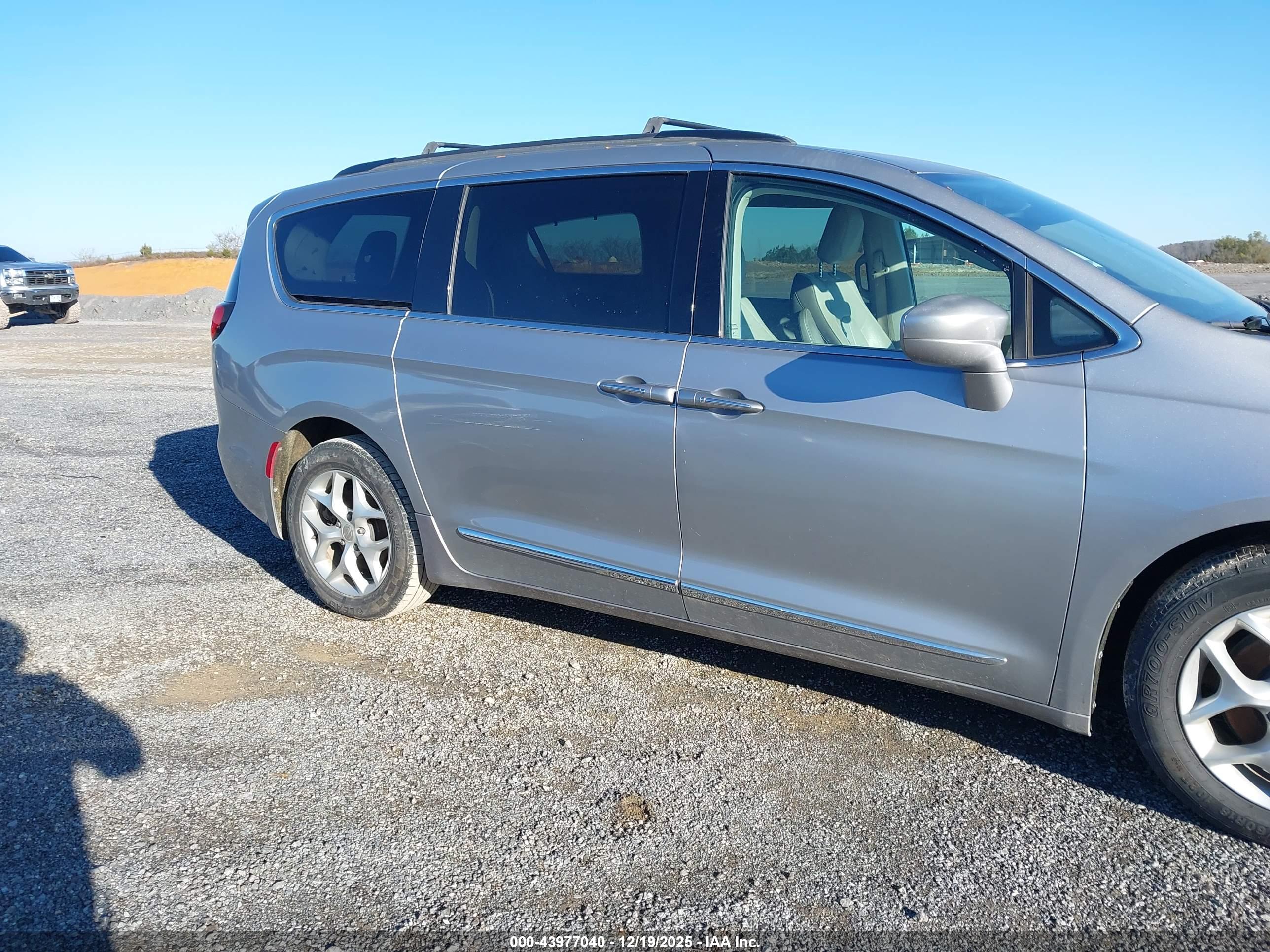 CHRYSLER PACIFICA image 6