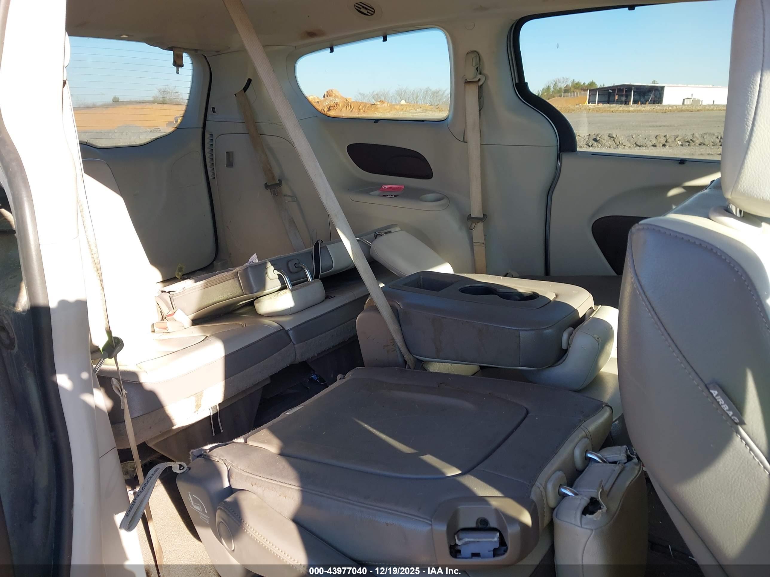 CHRYSLER PACIFICA image 8