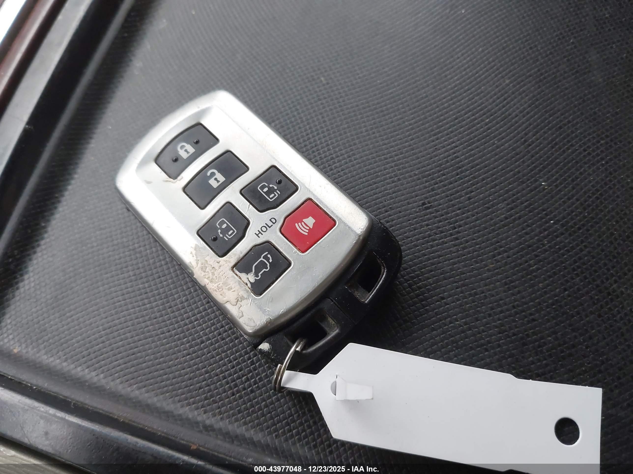 TOYOTA SIENNA image 11