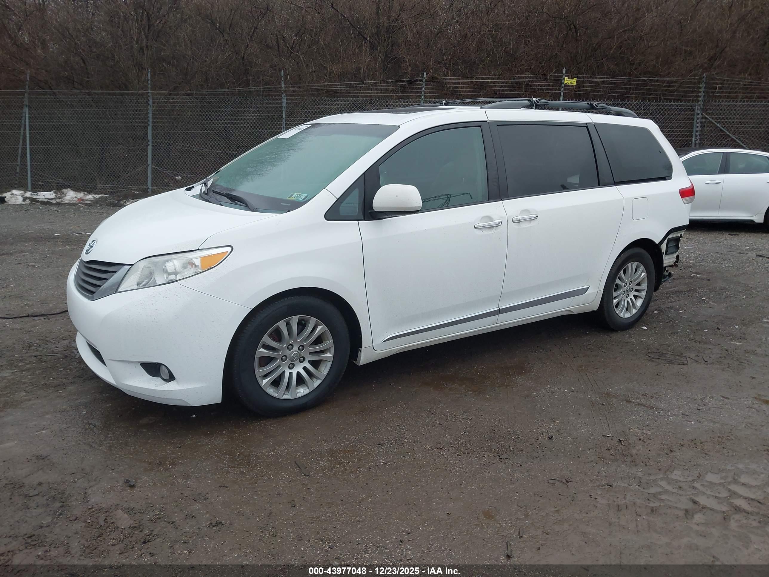 TOYOTA SIENNA image 2