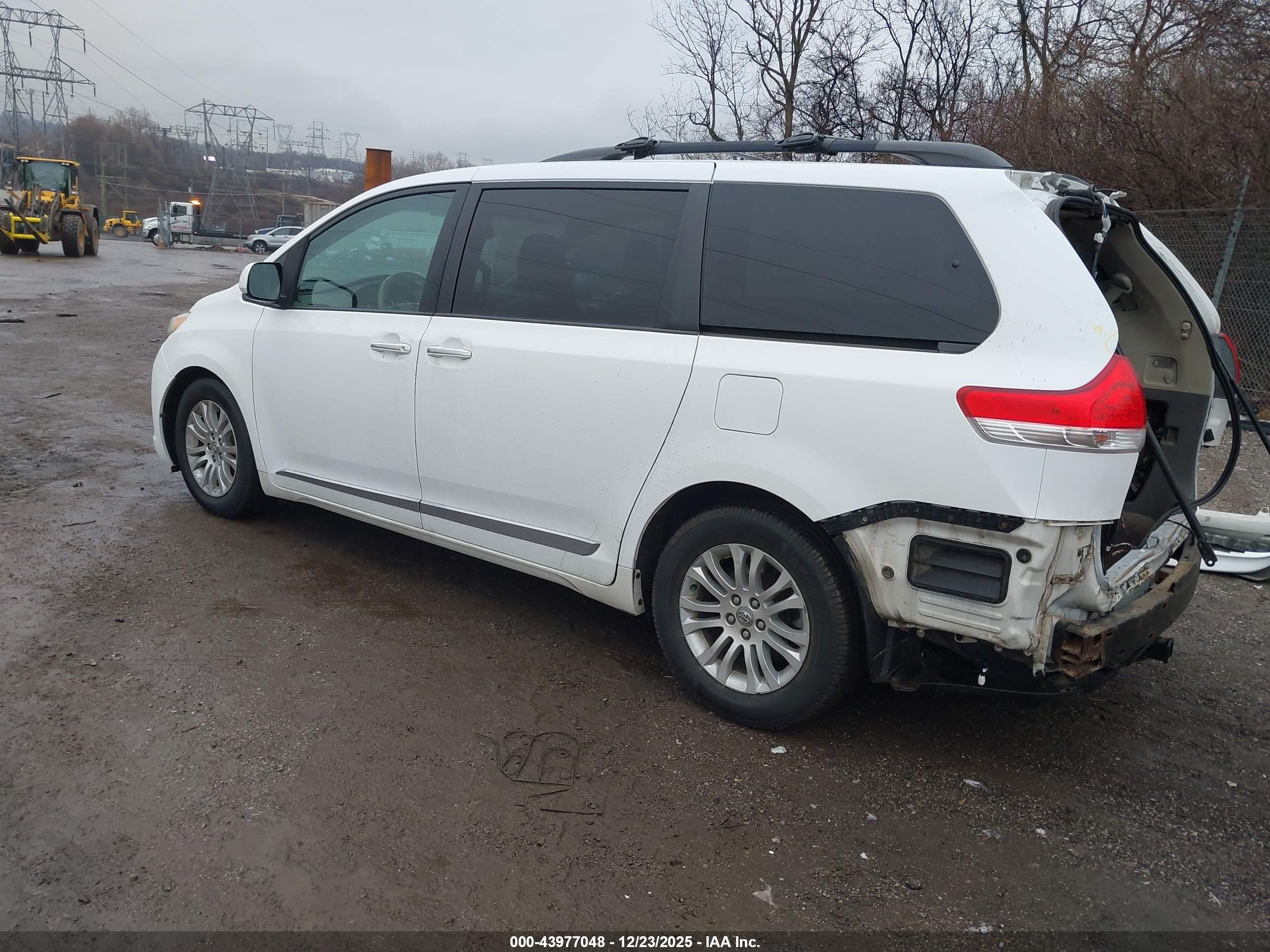 TOYOTA SIENNA image 3