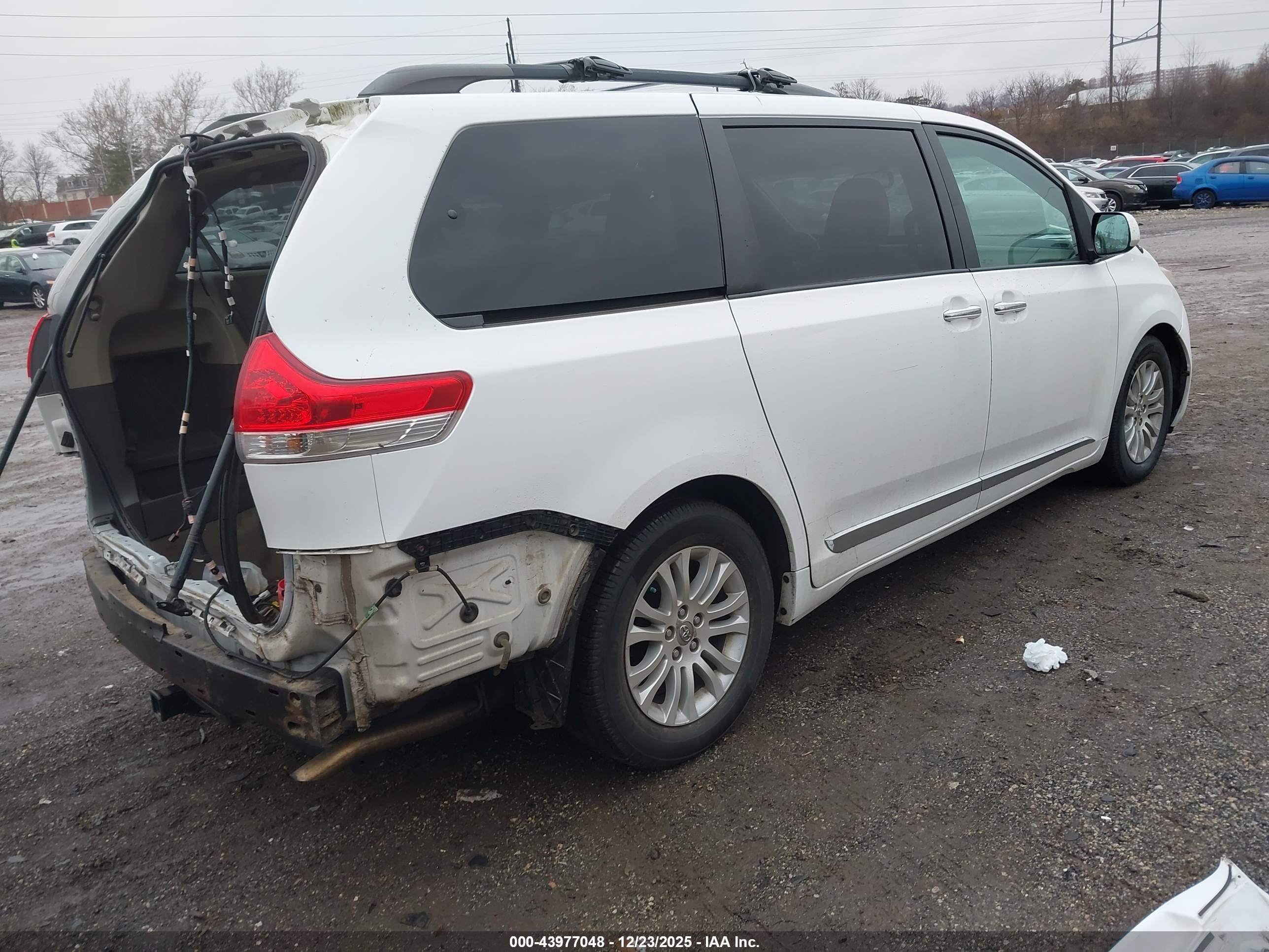 TOYOTA SIENNA image 4
