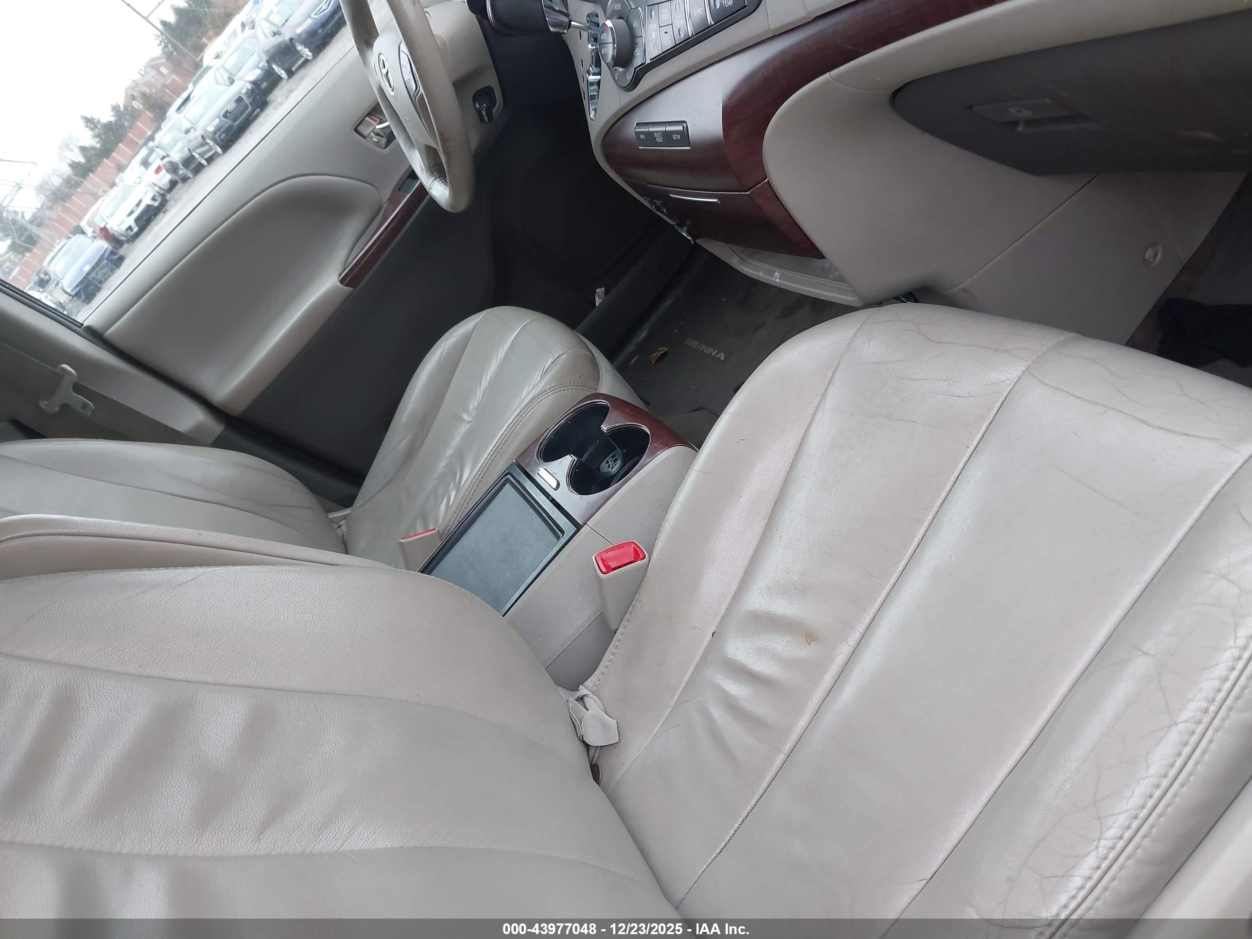 TOYOTA SIENNA image 5