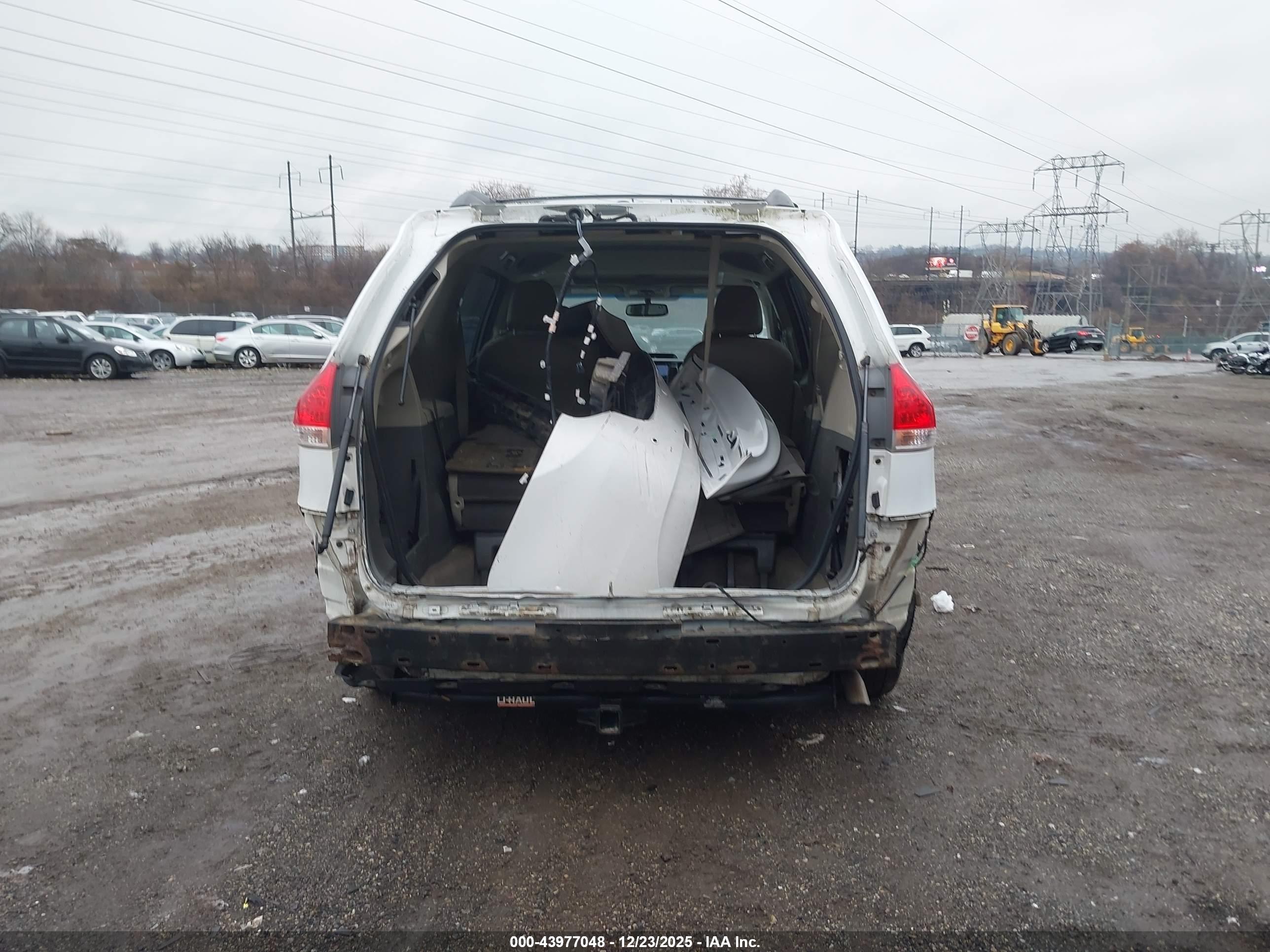 TOYOTA SIENNA image 6
