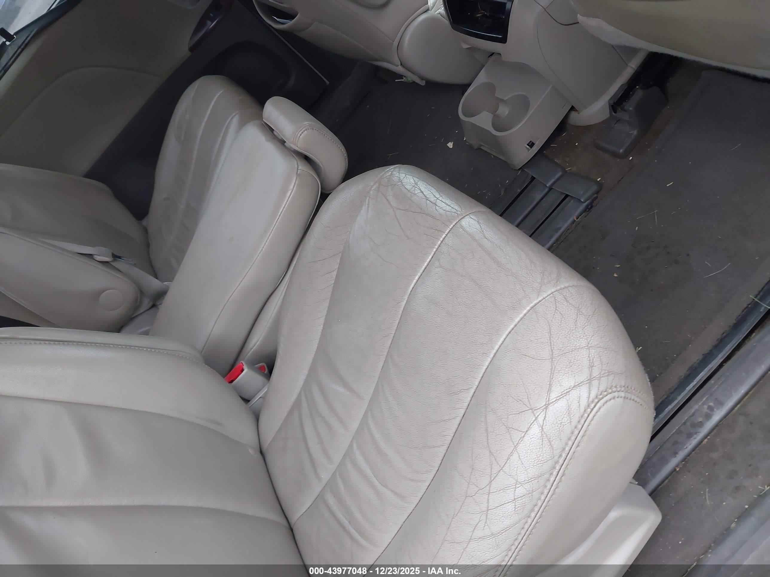 TOYOTA SIENNA image 8