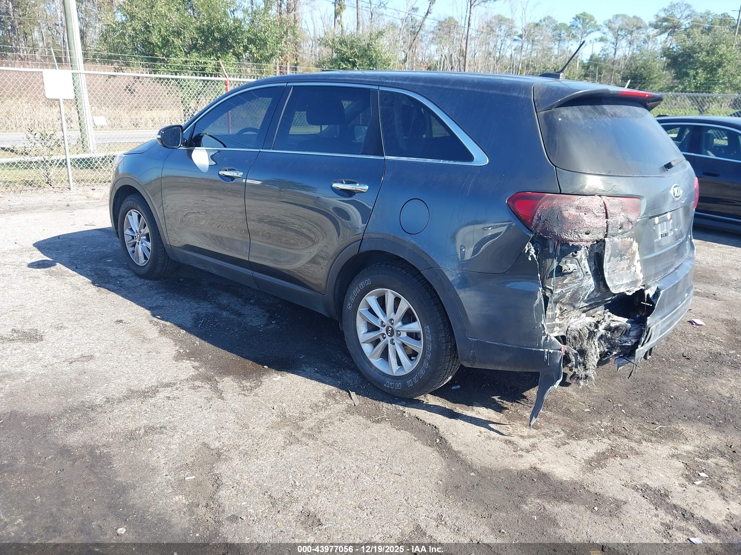 KIA SORENTO image 3