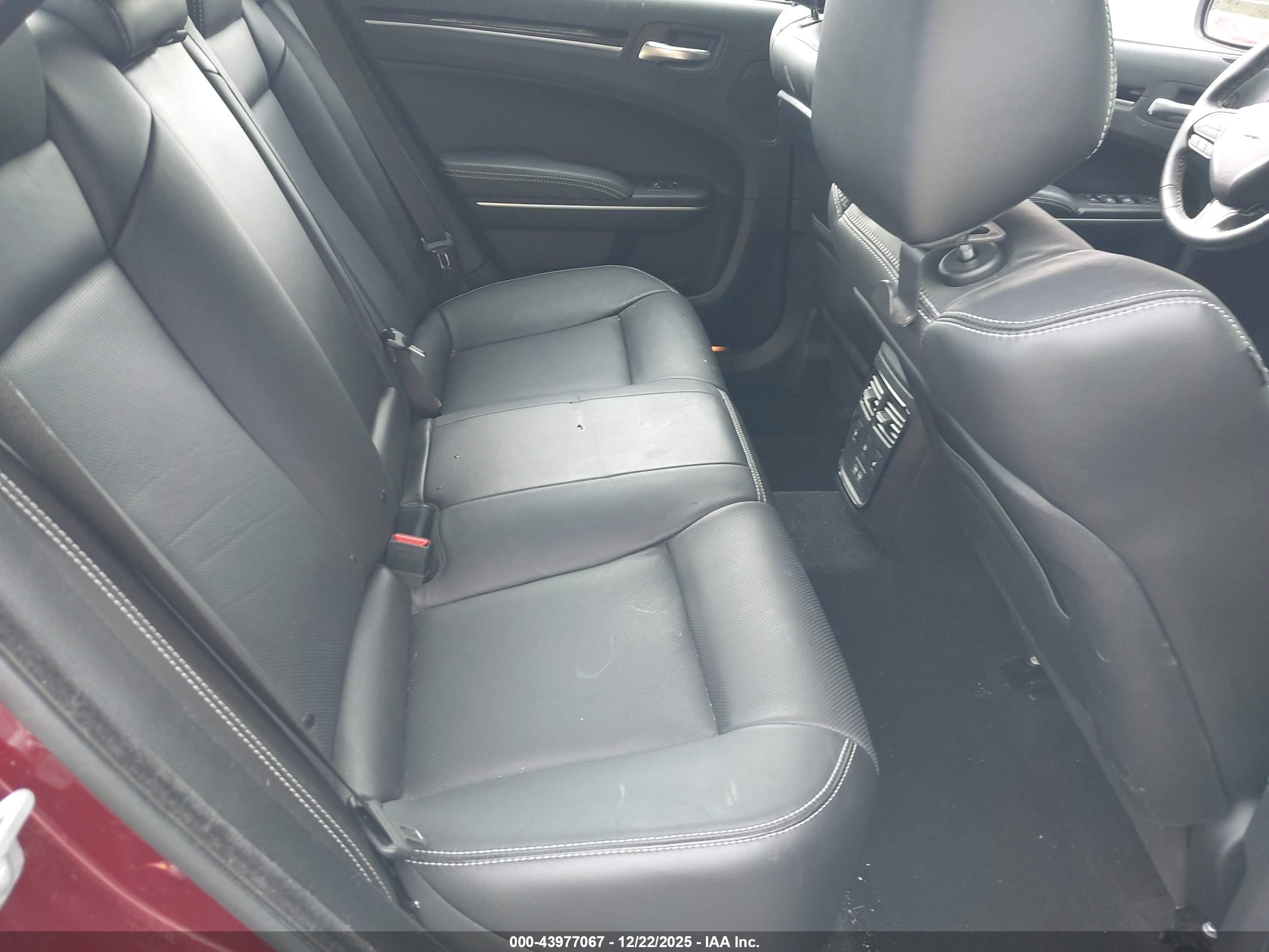 CHRYSLER 300 image 8
