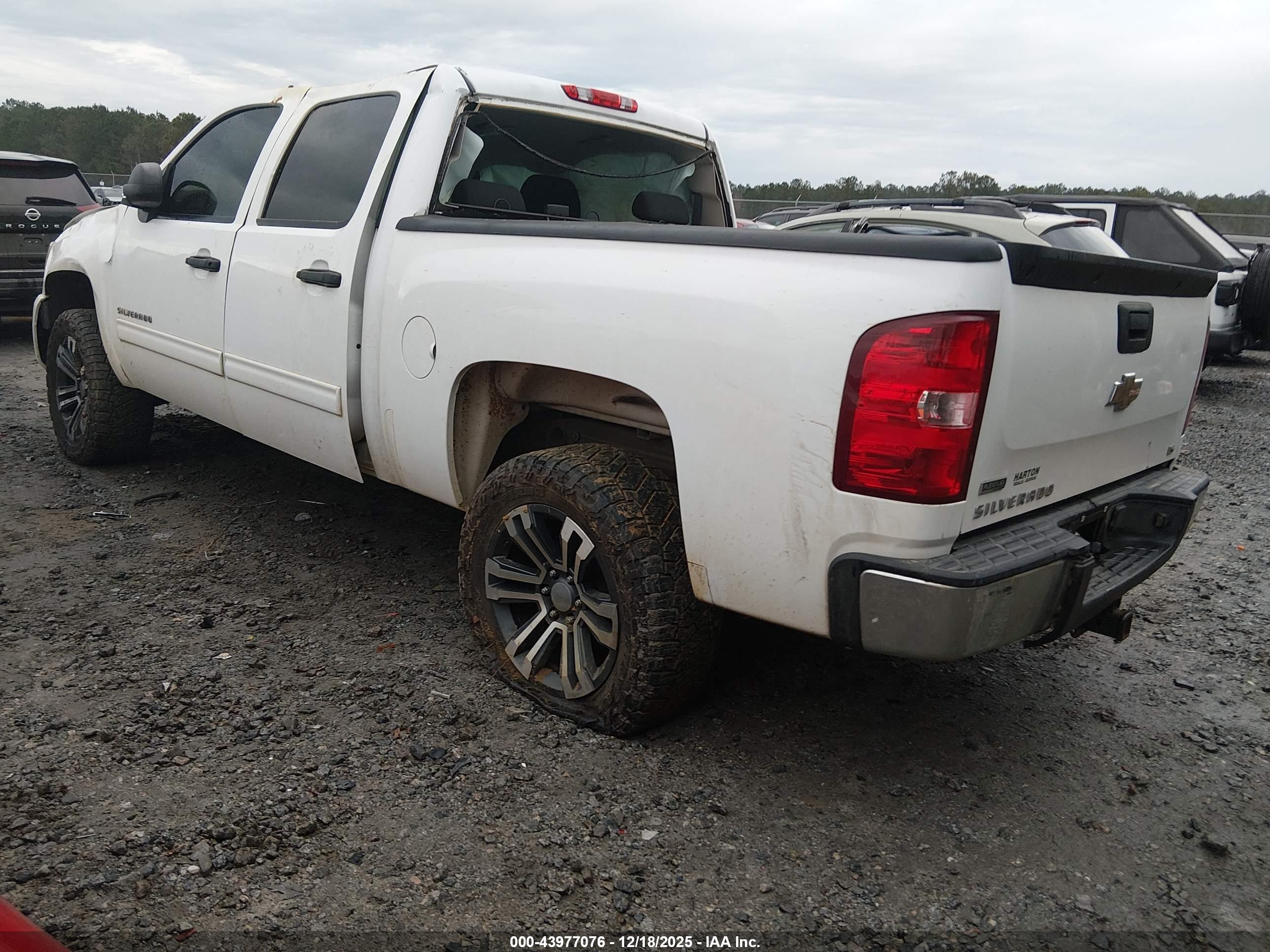 CHEVROLET SILVERADO image 3