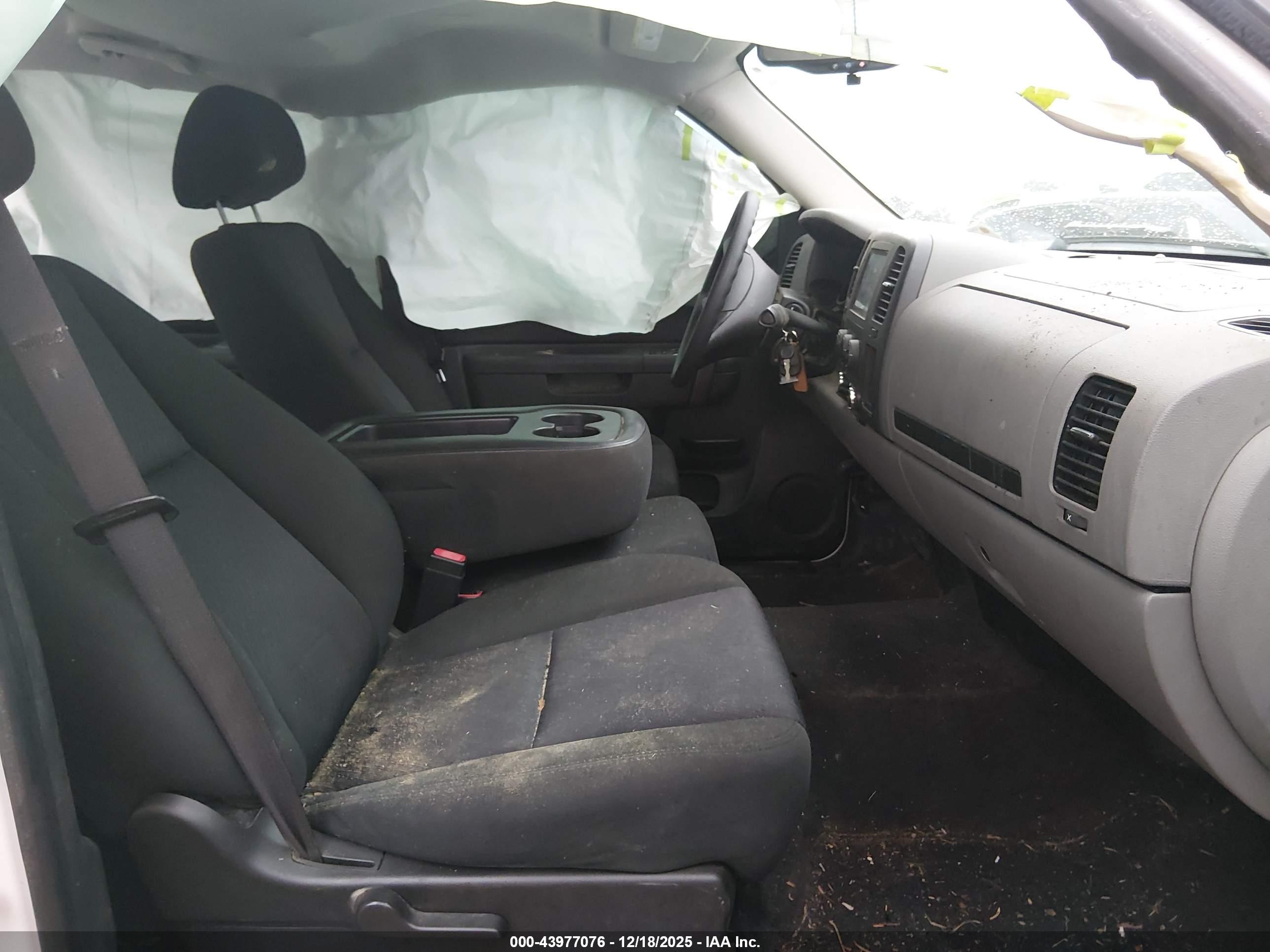 CHEVROLET SILVERADO image 5