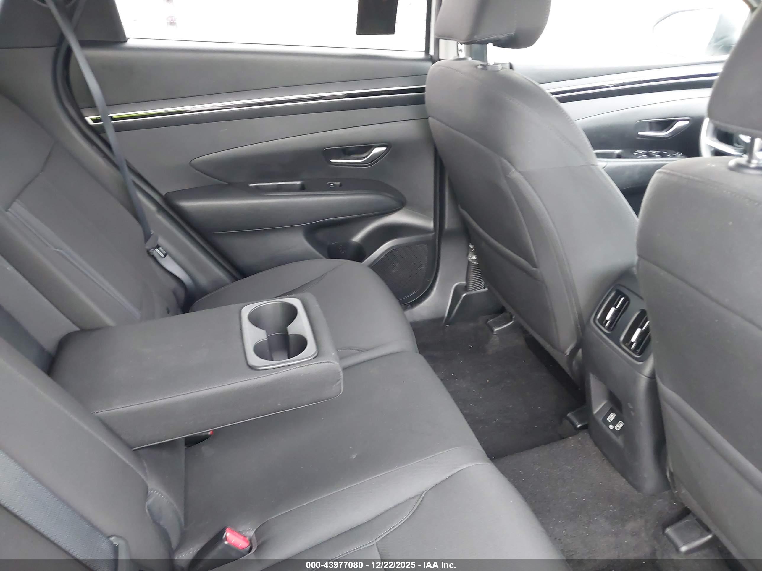 HYUNDAI TUCSON image 8