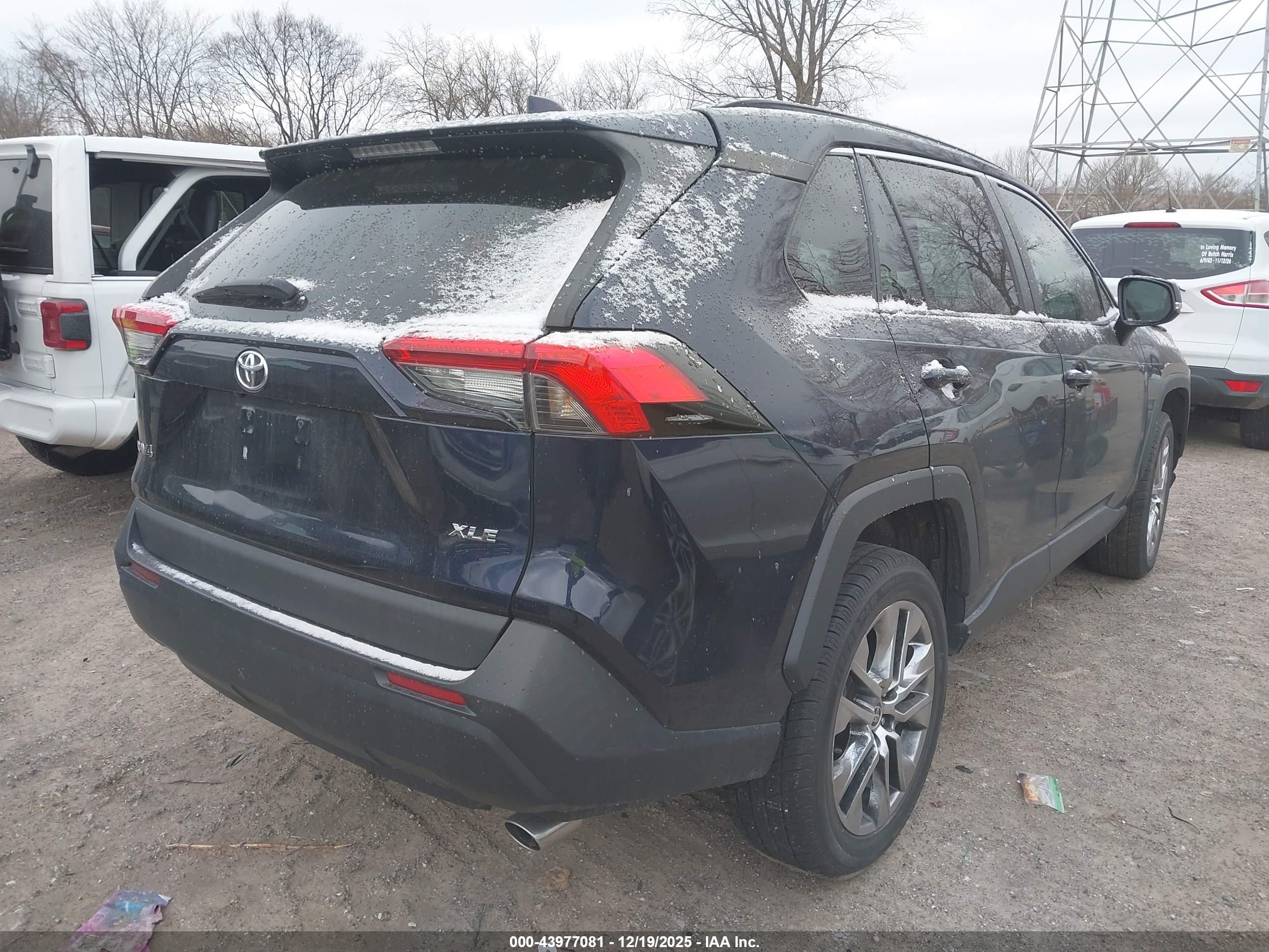 TOYOTA RAV4 image 4