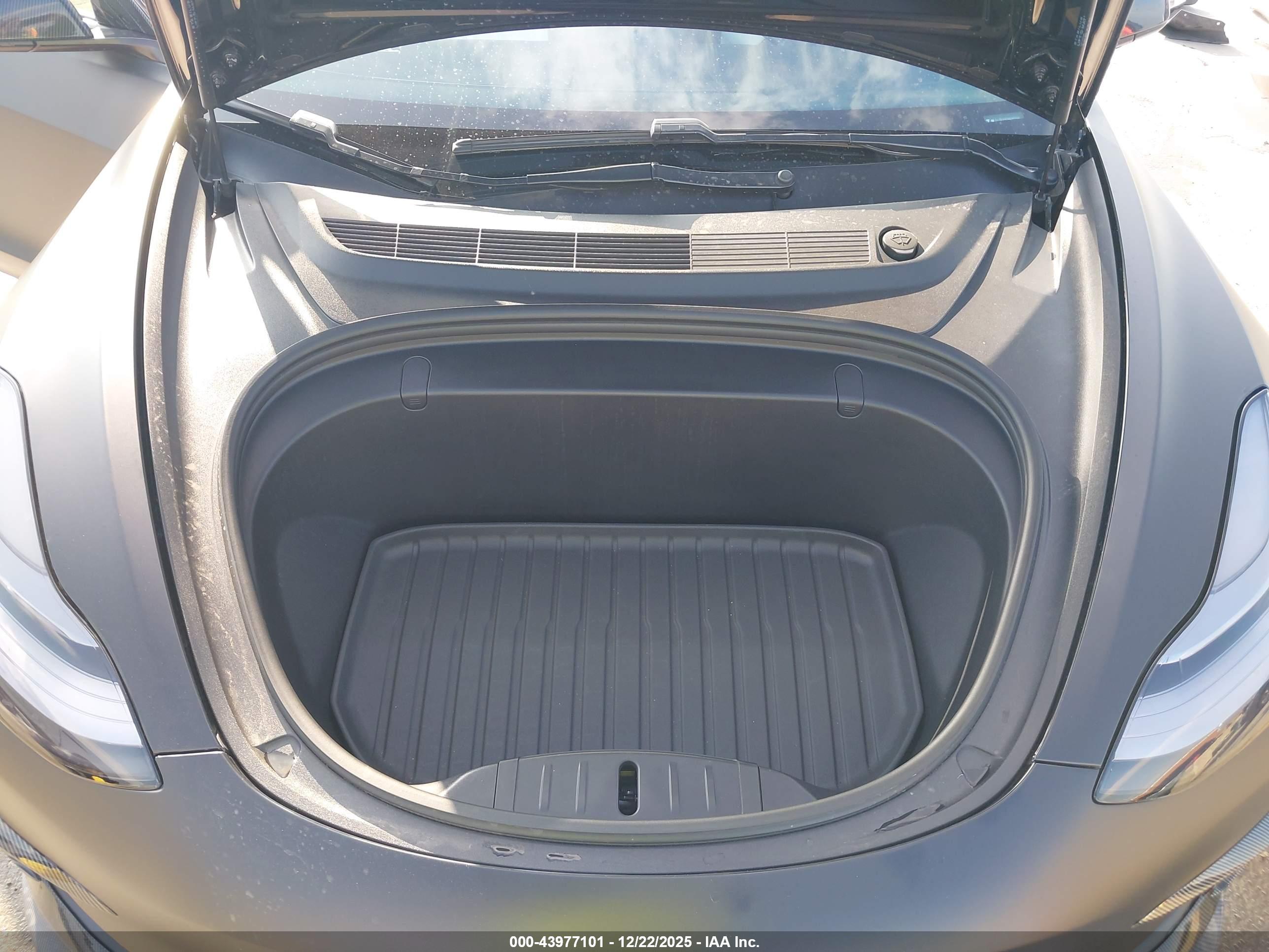 TESLA MODEL image 10