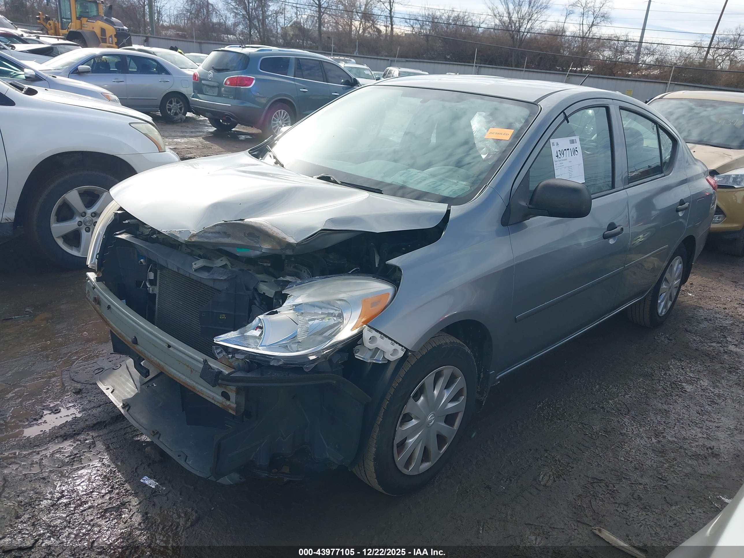 NISSAN VERSA image 2