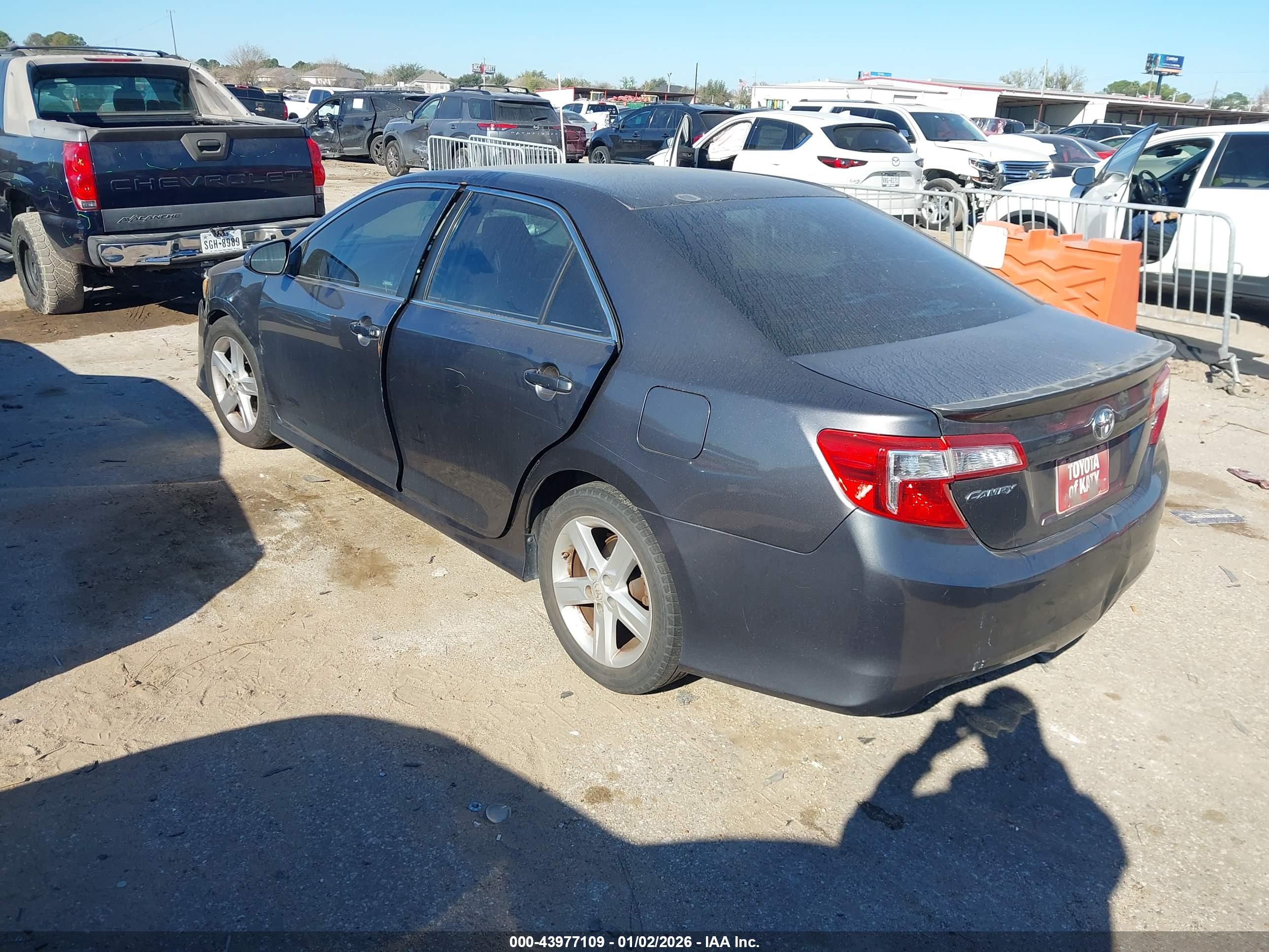 TOYOTA CAMRY image 3
