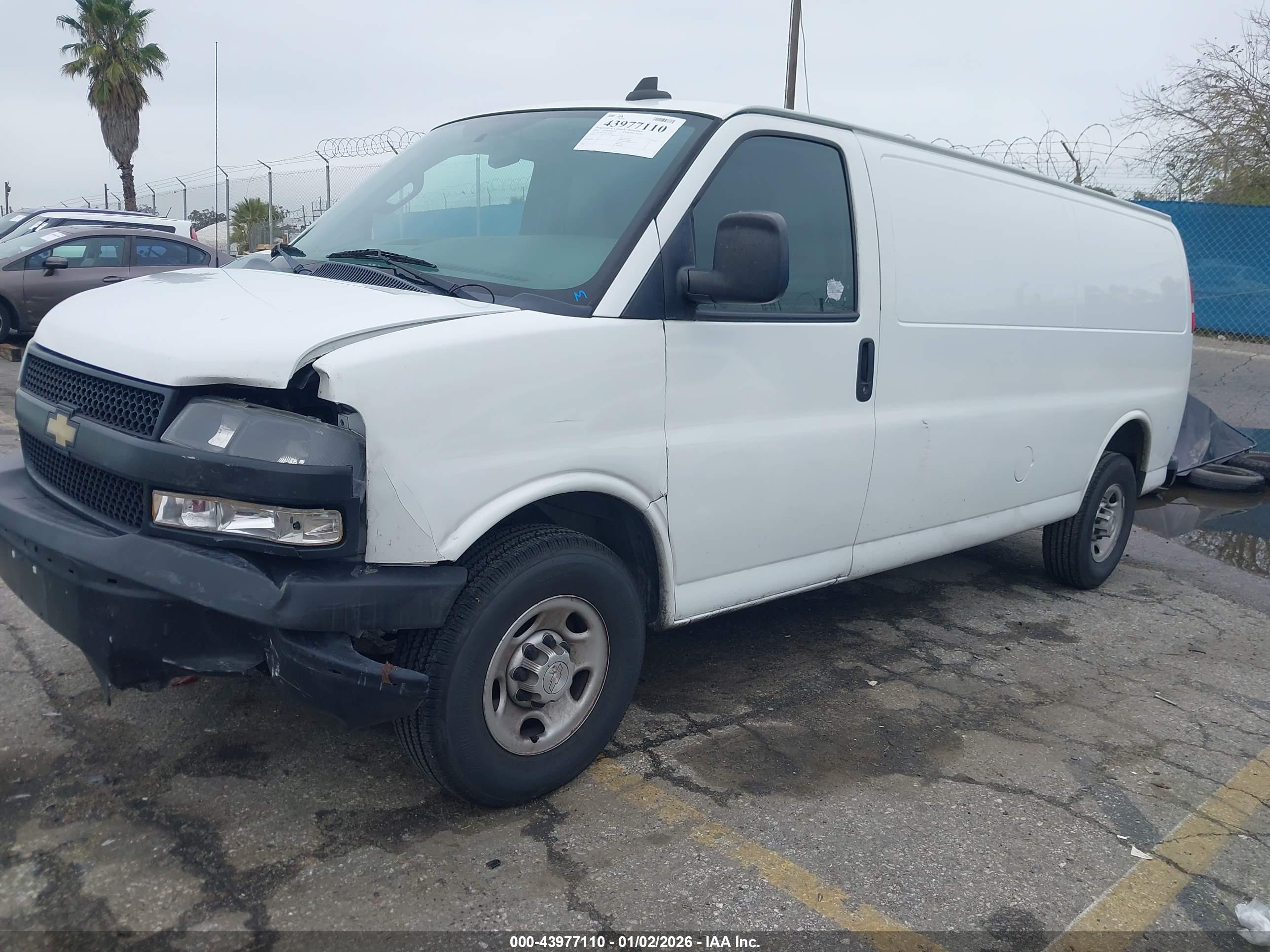 CHEVROLET EXPRESS image 2