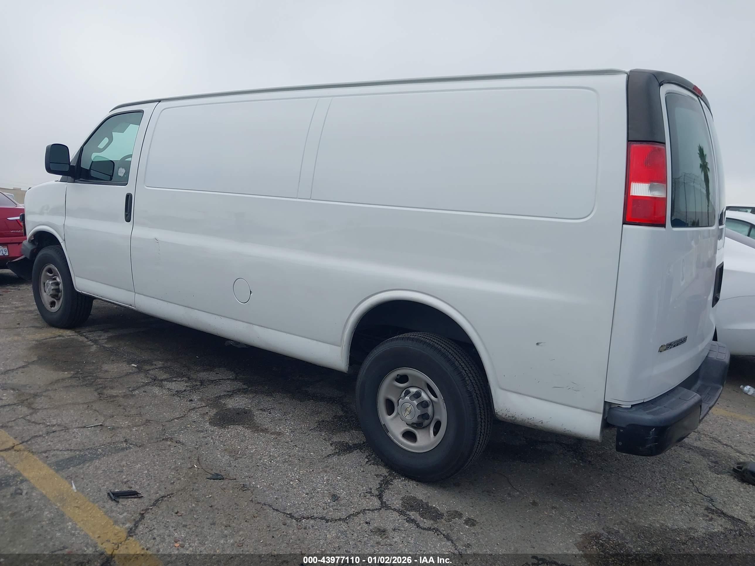 CHEVROLET EXPRESS image 3