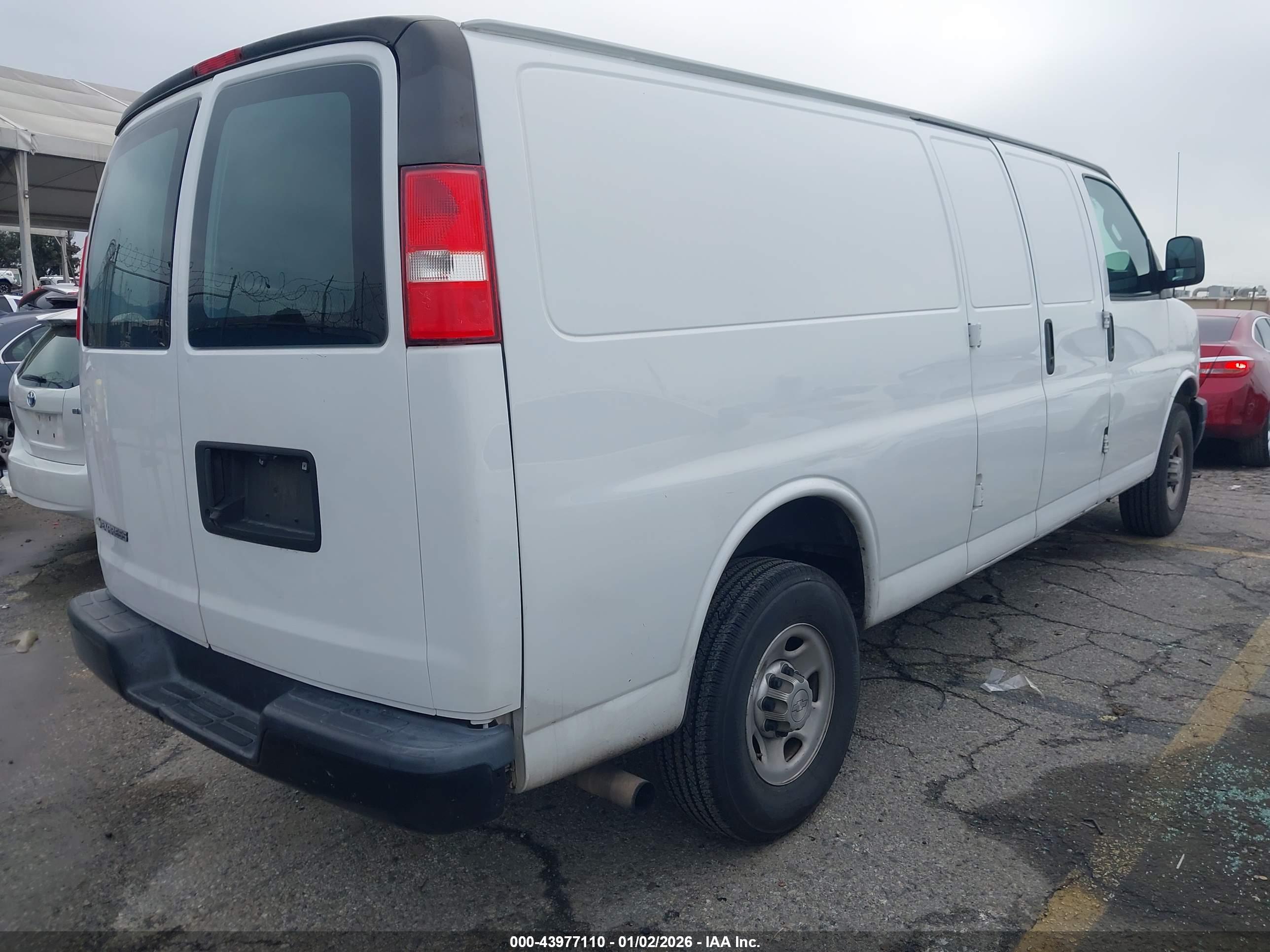 CHEVROLET EXPRESS image 4