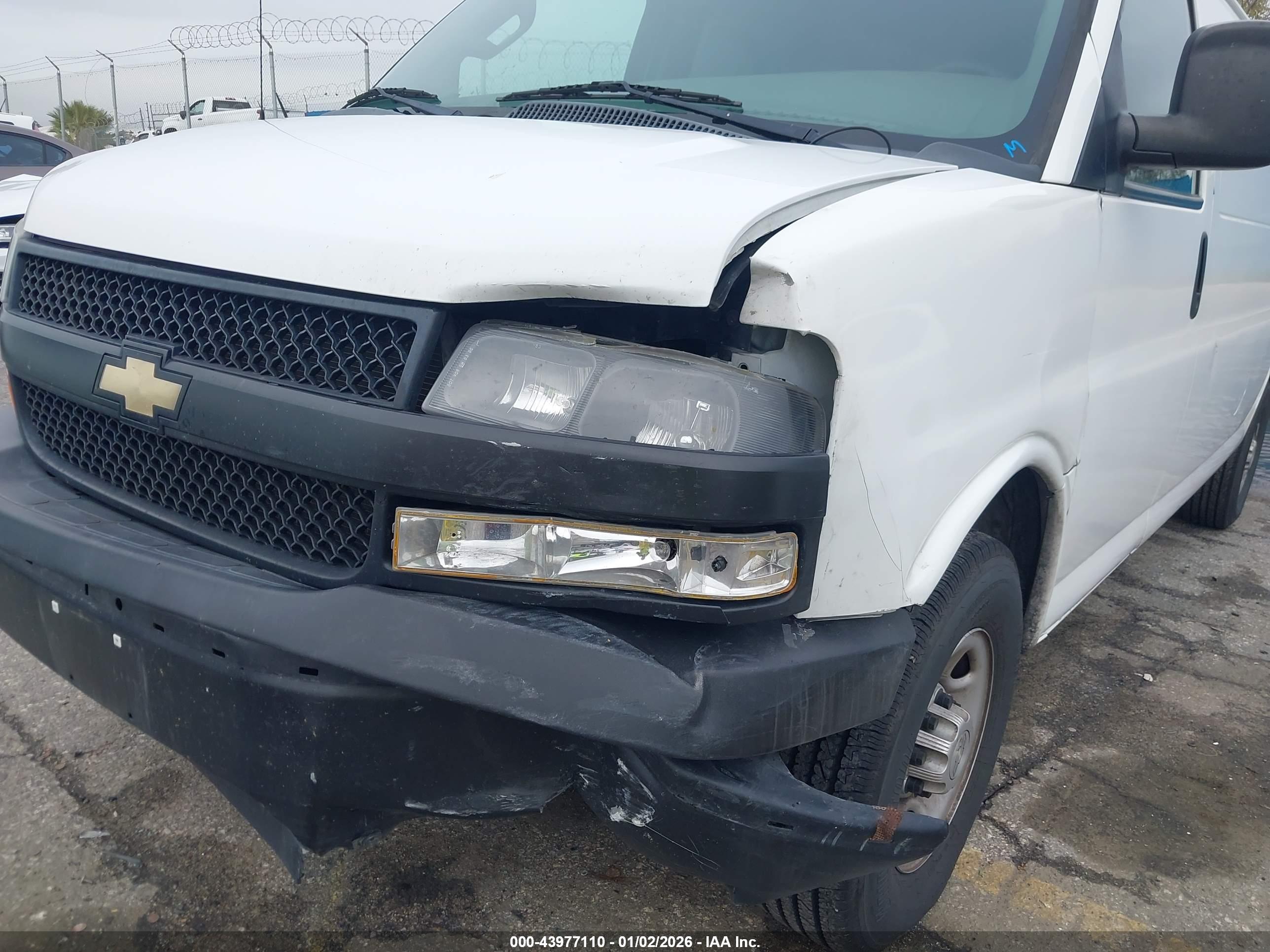 CHEVROLET EXPRESS image 6