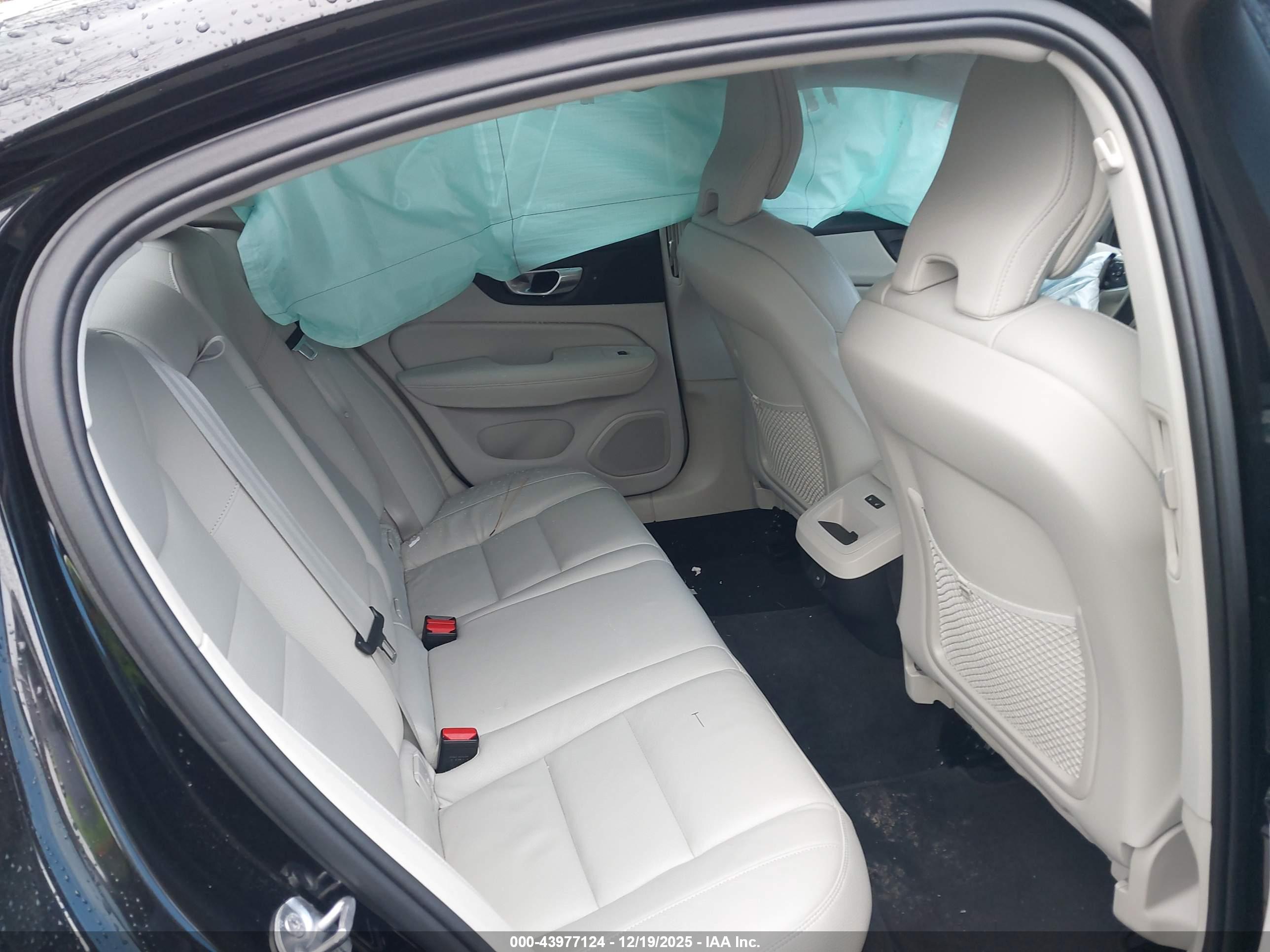 VOLVO S60 image 8