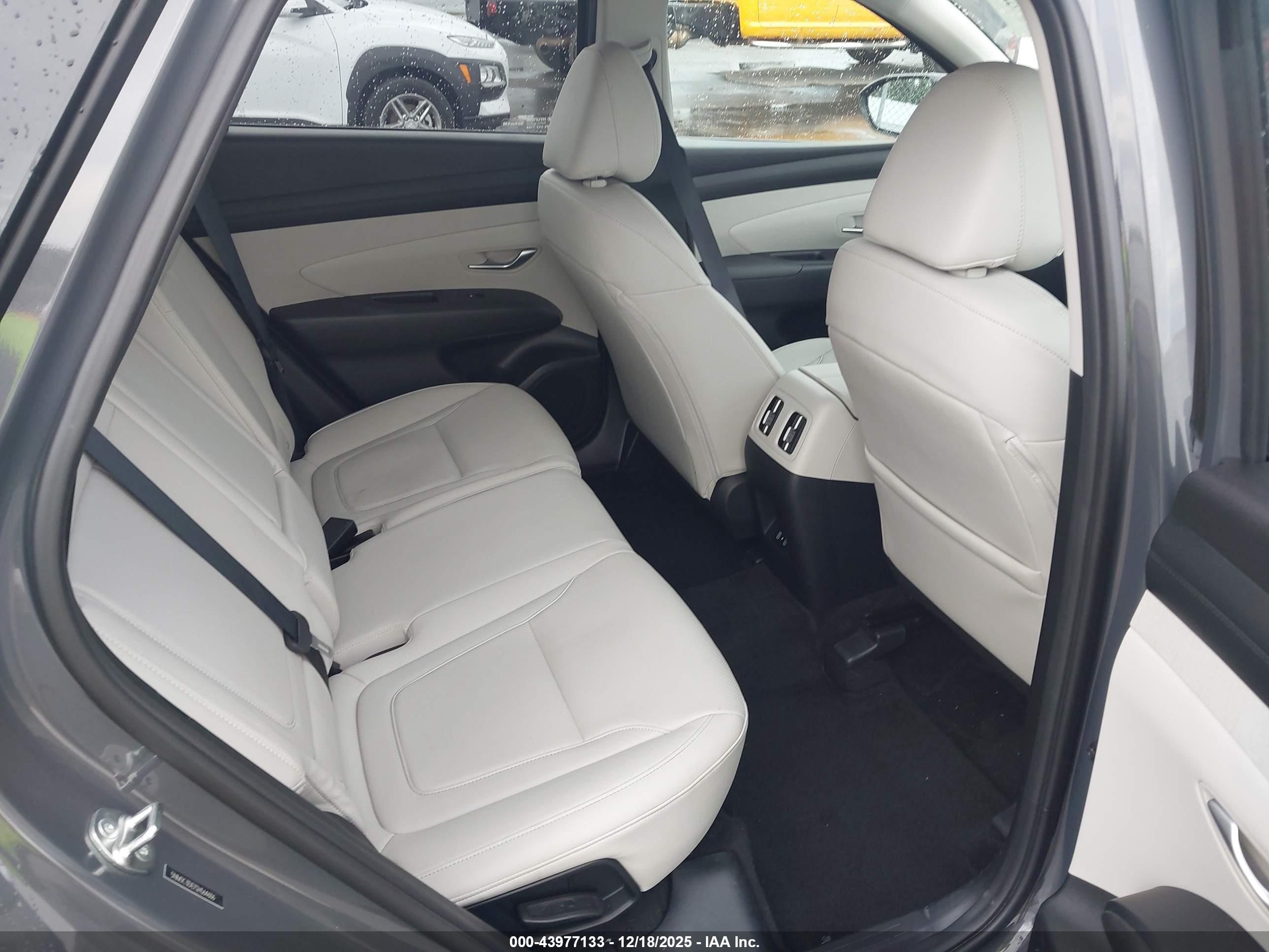 HYUNDAI TUCSON image 8