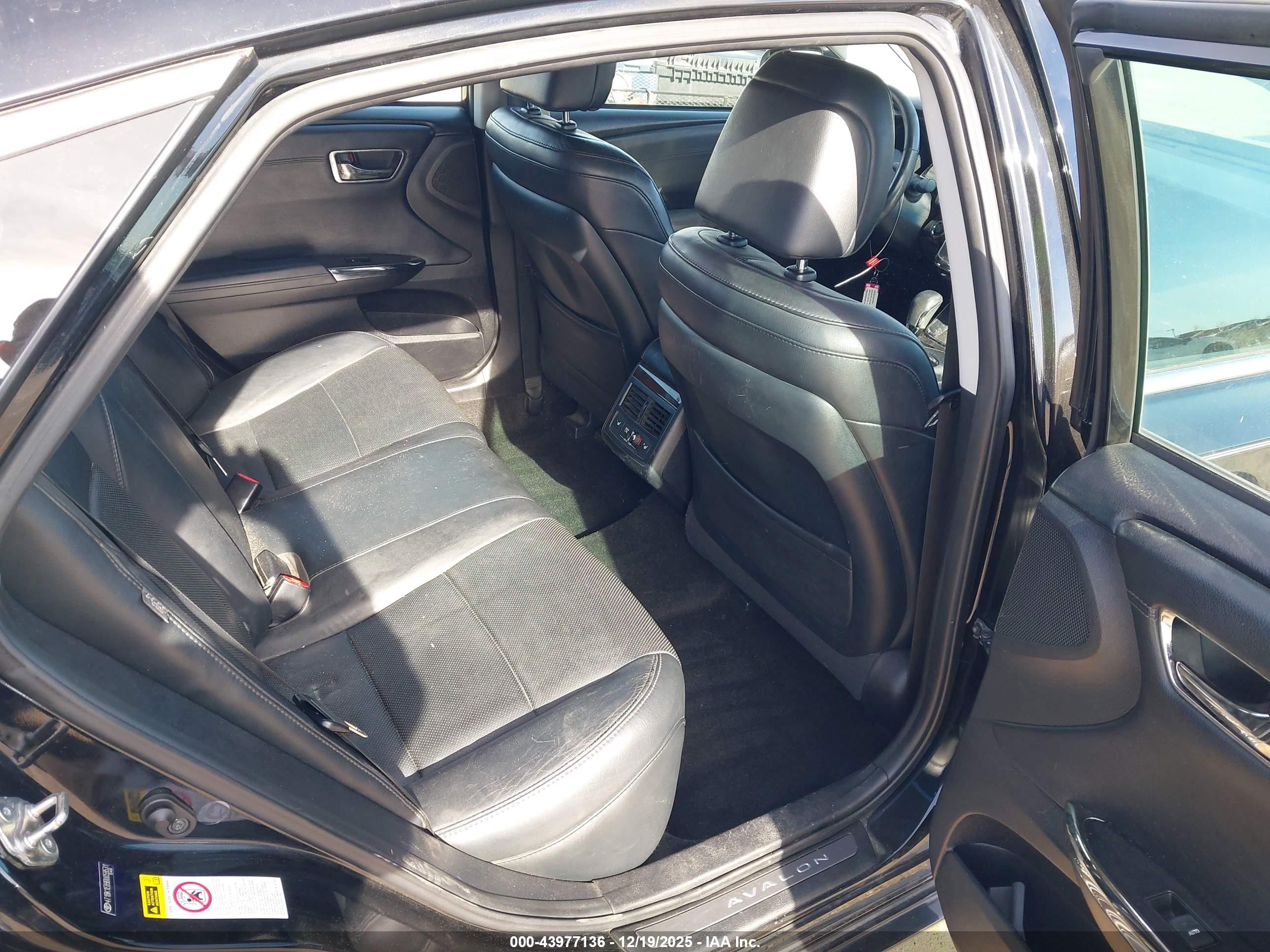 TOYOTA AVALON image 8