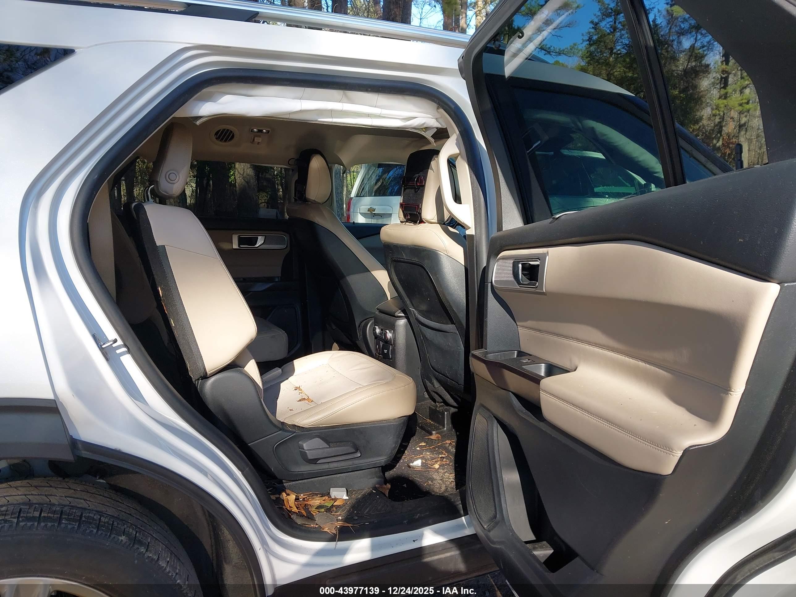 FORD EXPLORER image 8