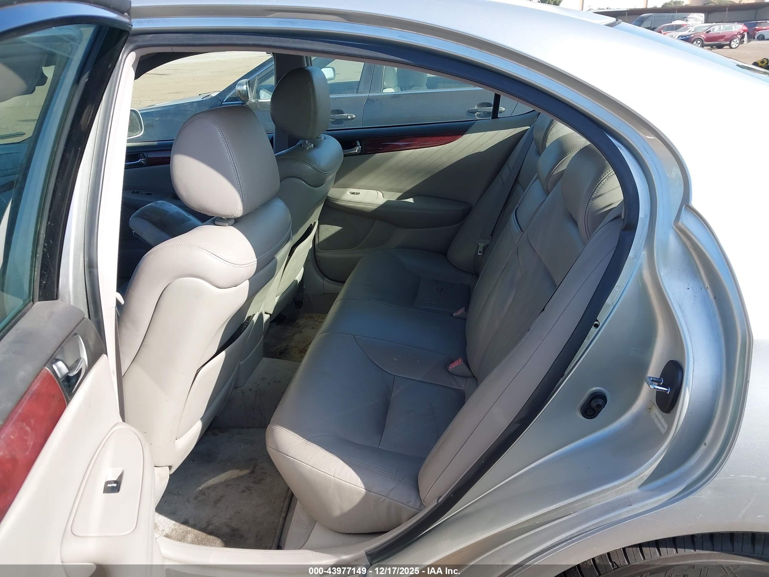 LEXUS ES image 8