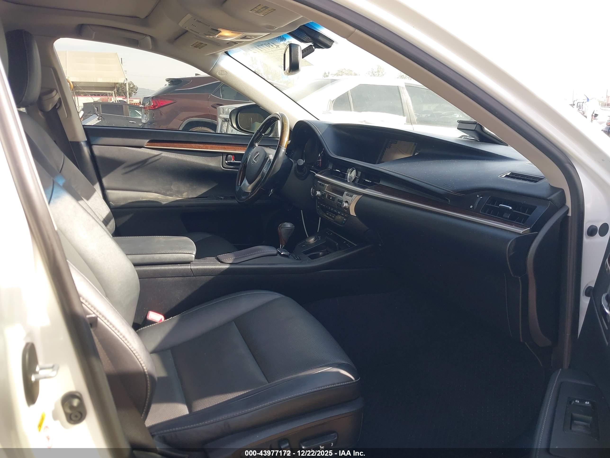 LEXUS ES image 5