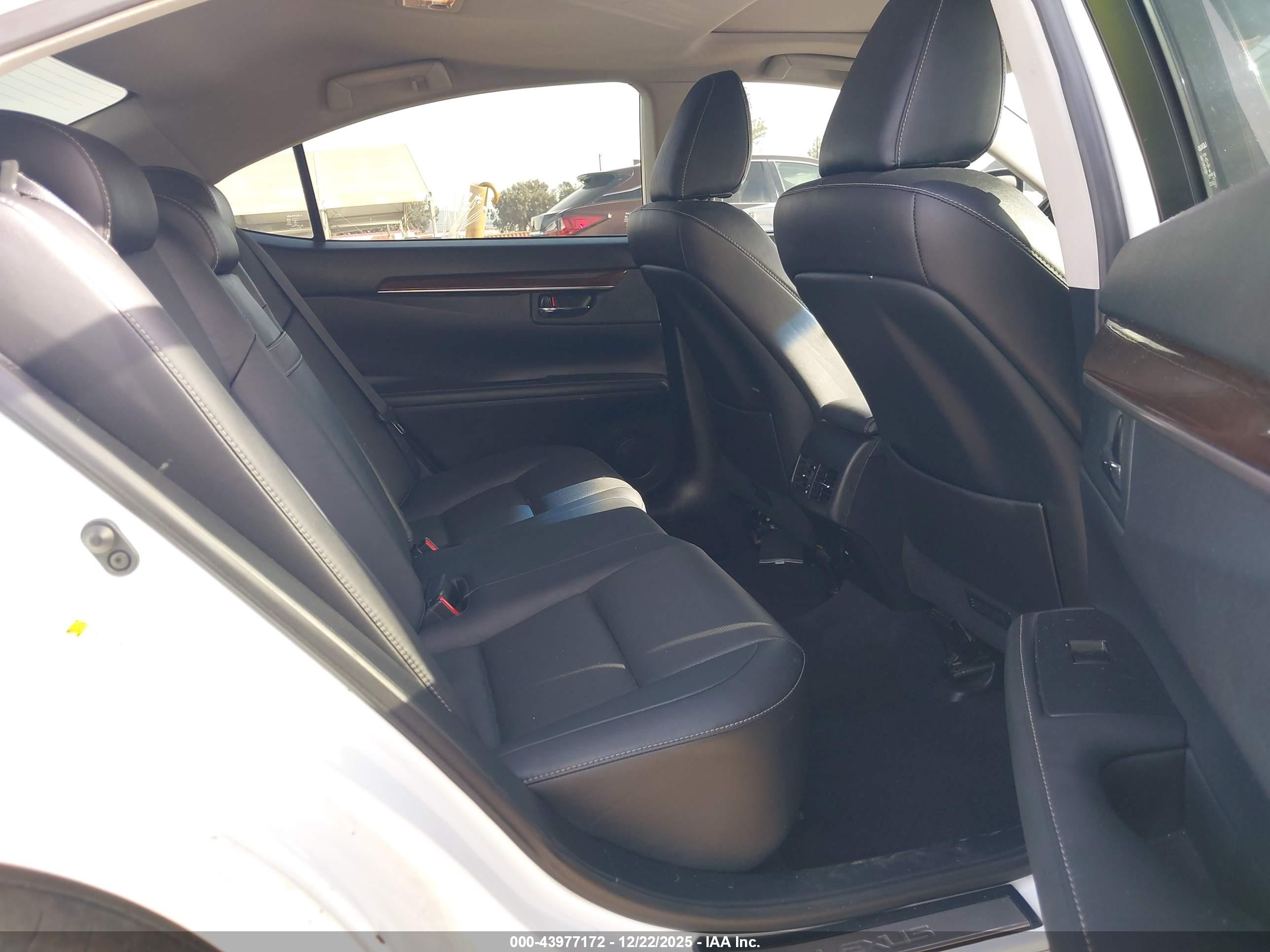 LEXUS ES image 8