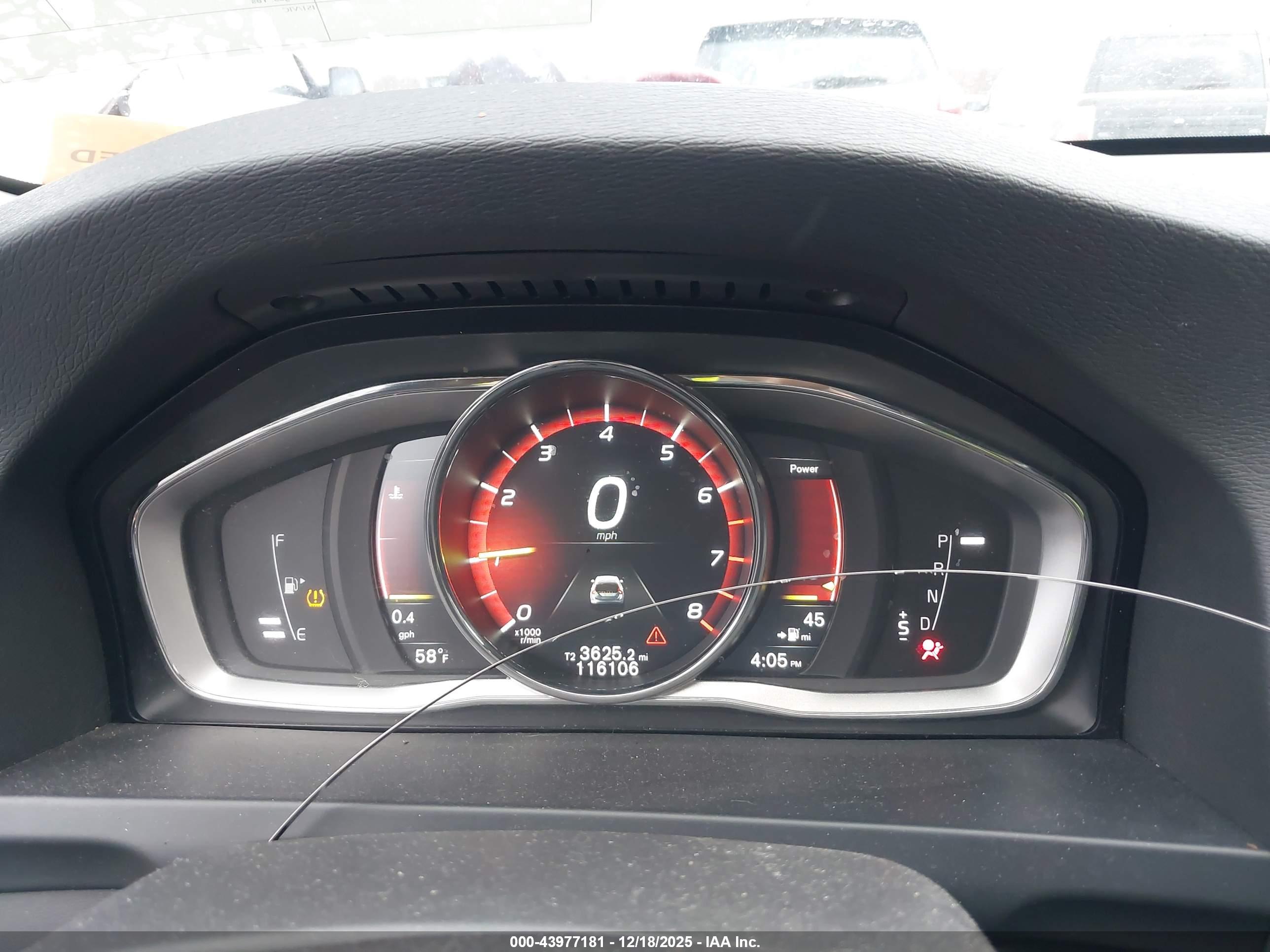 VOLVO V60 image 7