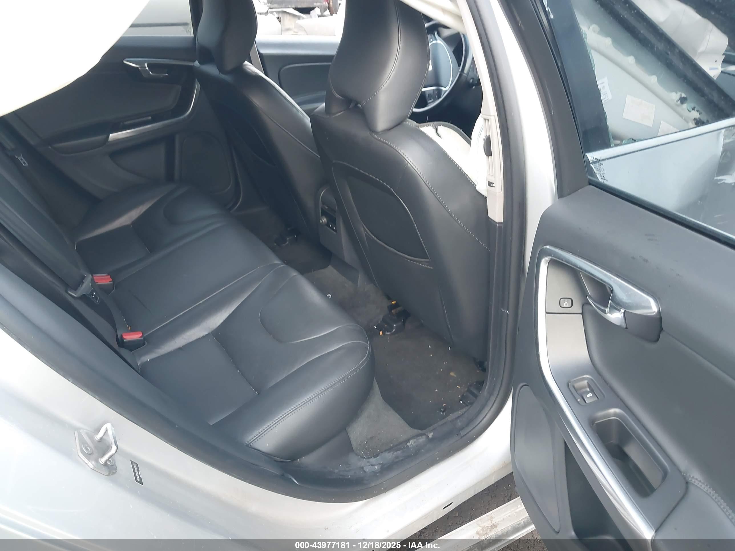 VOLVO V60 image 8