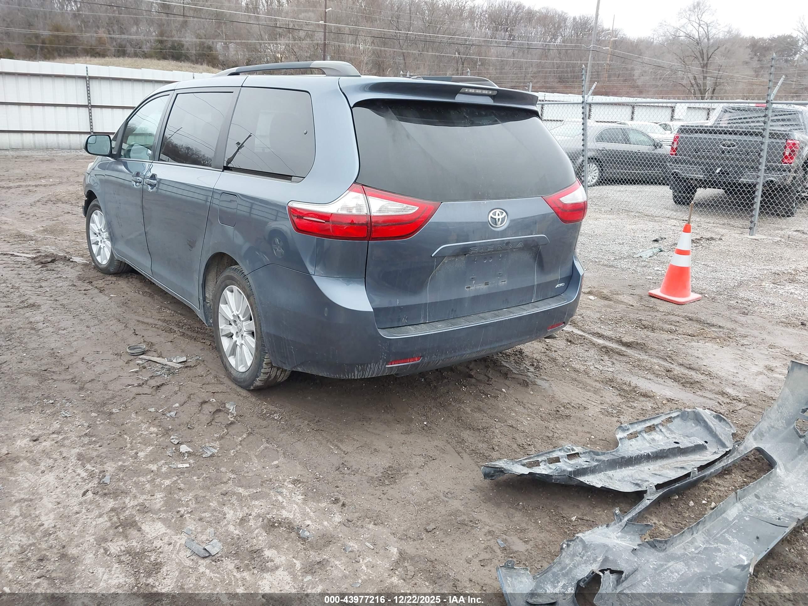 TOYOTA SIENNA image 3