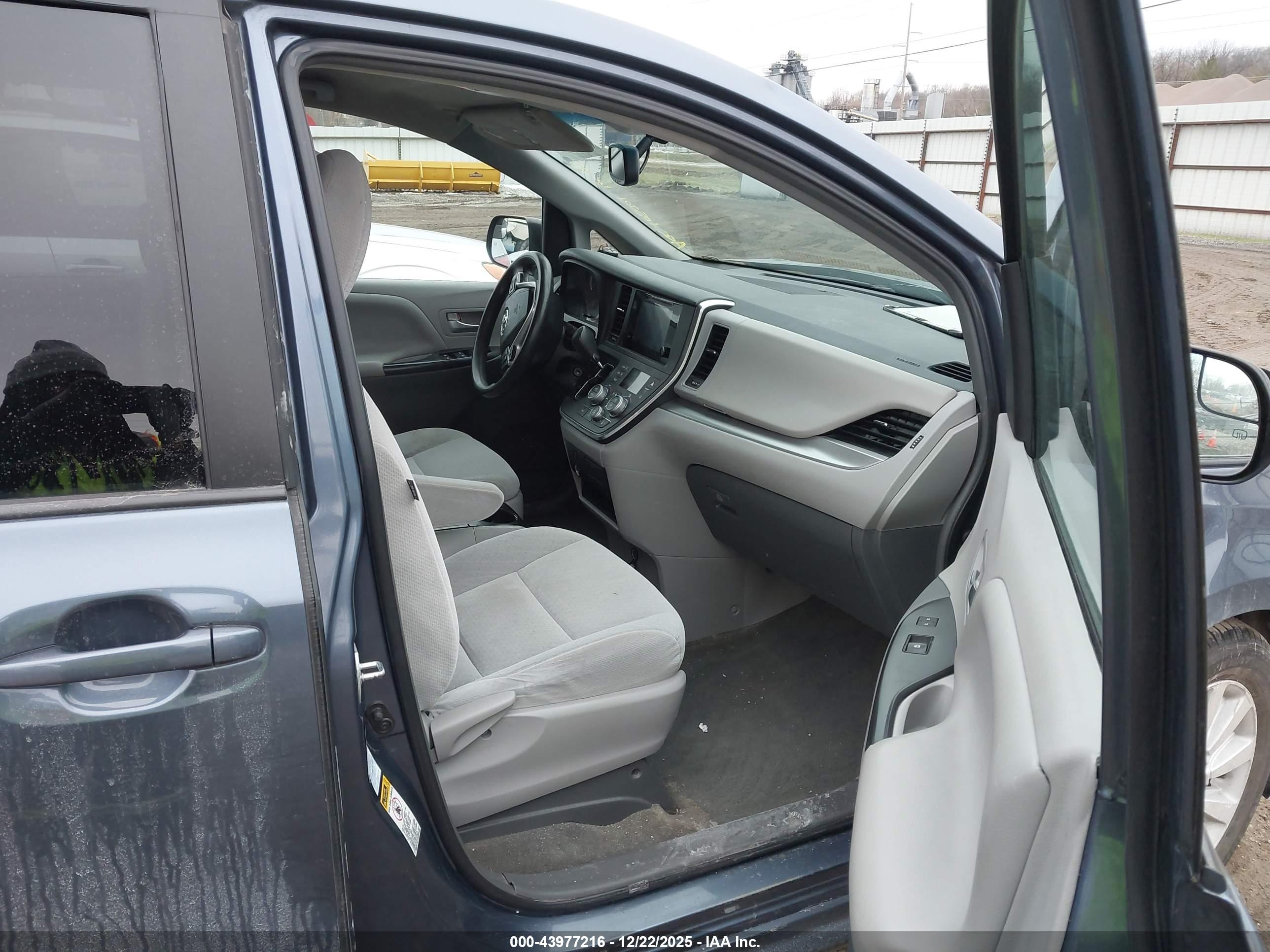 TOYOTA SIENNA image 5